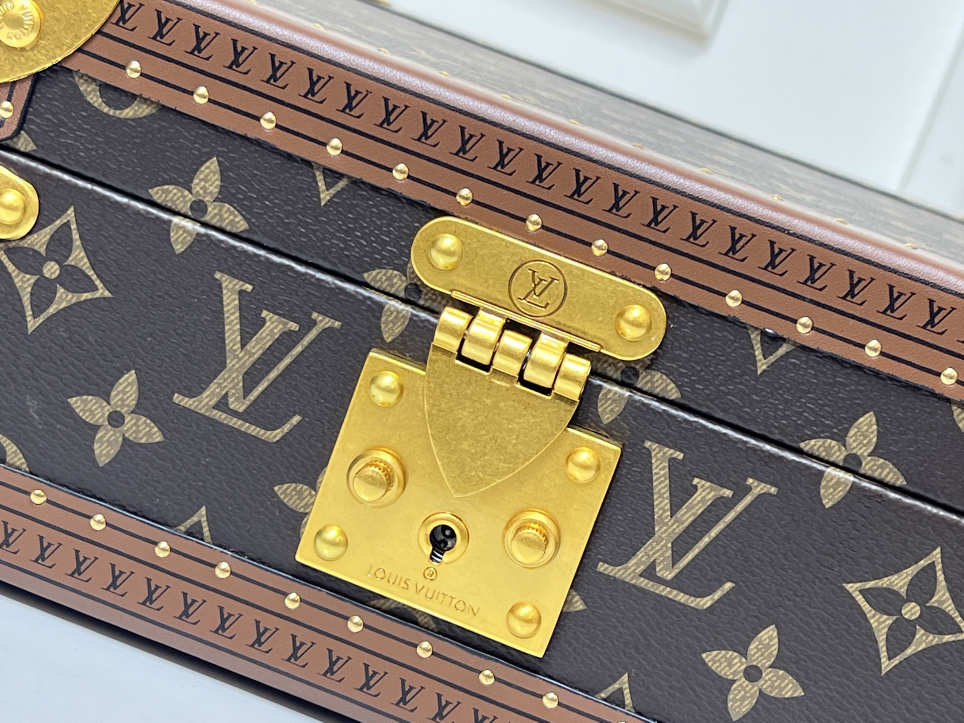 批450💰 顶级原版 M20040 M20341，M13513珠宝盒 粉色  可分层分类存放戒指、项链、手链、耳环与手镯。配有小衬垫，确保珠宝存放妥善舒适。尺寸优雅、设计实用、安全牢靠，是外出旅行的好伴侣。- 4个方形隔层，可存放耳环- 中心2个方形隔层，可存放大号耳环或手链/手镯- 2个较长的矩形隔层，可存放较细较大的戒指- 2个侧边隔层，可存放手镯与手链- 1个中部隔层，可存放项链- 金色金属包角- 菱形纹饰- 钉头装饰- S形锁扣- Monogram帆布- 天鹅绒内衬- 金色金属 。 尺寸:23x11x23cm