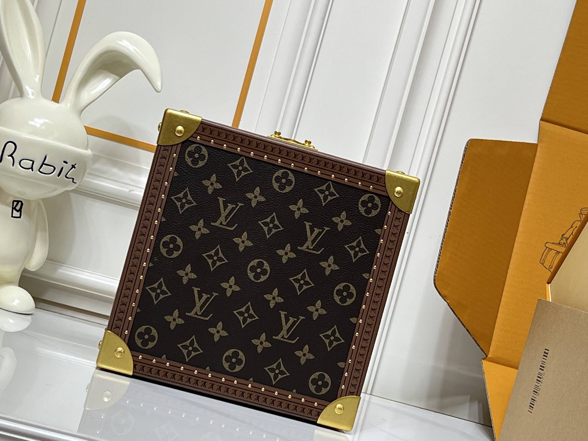 批450💰 顶级原版 M20040 M20341，M13513珠宝盒 粉色  可分层分类存放戒指、项链、手链、耳环与手镯。配有小衬垫，确保珠宝存放妥善舒适。尺寸优雅、设计实用、安全牢靠，是外出旅行的好伴侣。- 4个方形隔层，可存放耳环- 中心2个方形隔层，可存放大号耳环或手链/手镯- 2个较长的矩形隔层，可存放较细较大的戒指- 2个侧边隔层，可存放手镯与手链- 1个中部隔层，可存放项链- 金色金属包角- 菱形纹饰- 钉头装饰- S形锁扣- Monogram帆布- 天鹅绒内衬- 金色金属 。 尺寸:23x11x23cm