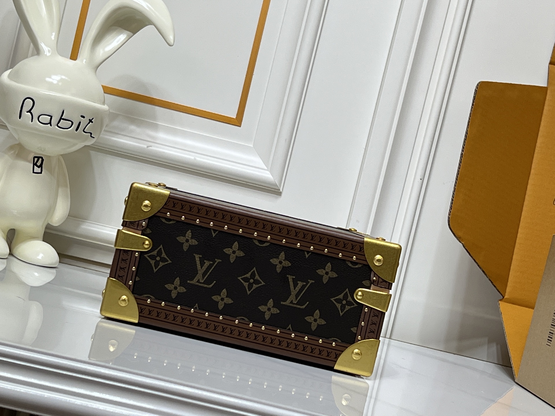 批450💰 顶级原版 M20040 M20341，M13513珠宝盒 粉色  可分层分类存放戒指、项链、手链、耳环与手镯。配有小衬垫，确保珠宝存放妥善舒适。尺寸优雅、设计实用、安全牢靠，是外出旅行的好伴侣。- 4个方形隔层，可存放耳环- 中心2个方形隔层，可存放大号耳环或手链/手镯- 2个较长的矩形隔层，可存放较细较大的戒指- 2个侧边隔层，可存放手镯与手链- 1个中部隔层，可存放项链- 金色金属包角- 菱形纹饰- 钉头装饰- S形锁扣- Monogram帆布- 天鹅绒内衬- 金色金属 。 尺寸:23x11x23cm