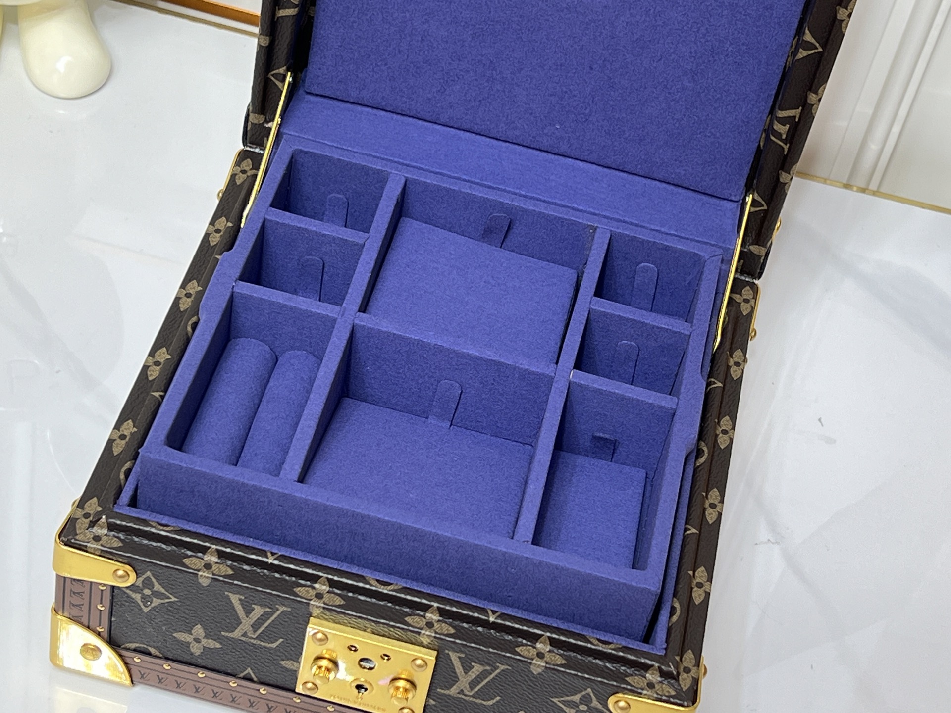 批450💰 顶级原版 M20040 M20341，M13513珠宝盒 粉色  可分层分类存放戒指、项链、手链、耳环与手镯。配有小衬垫，确保珠宝存放妥善舒适。尺寸优雅、设计实用、安全牢靠，是外出旅行的好伴侣。- 4个方形隔层，可存放耳环- 中心2个方形隔层，可存放大号耳环或手链/手镯- 2个较长的矩形隔层，可存放较细较大的戒指- 2个侧边隔层，可存放手镯与手链- 1个中部隔层，可存放项链- 金色金属包角- 菱形纹饰- 钉头装饰- S形锁扣- Monogram帆布- 天鹅绒内衬- 金色金属 。 尺寸:23x11x23cm