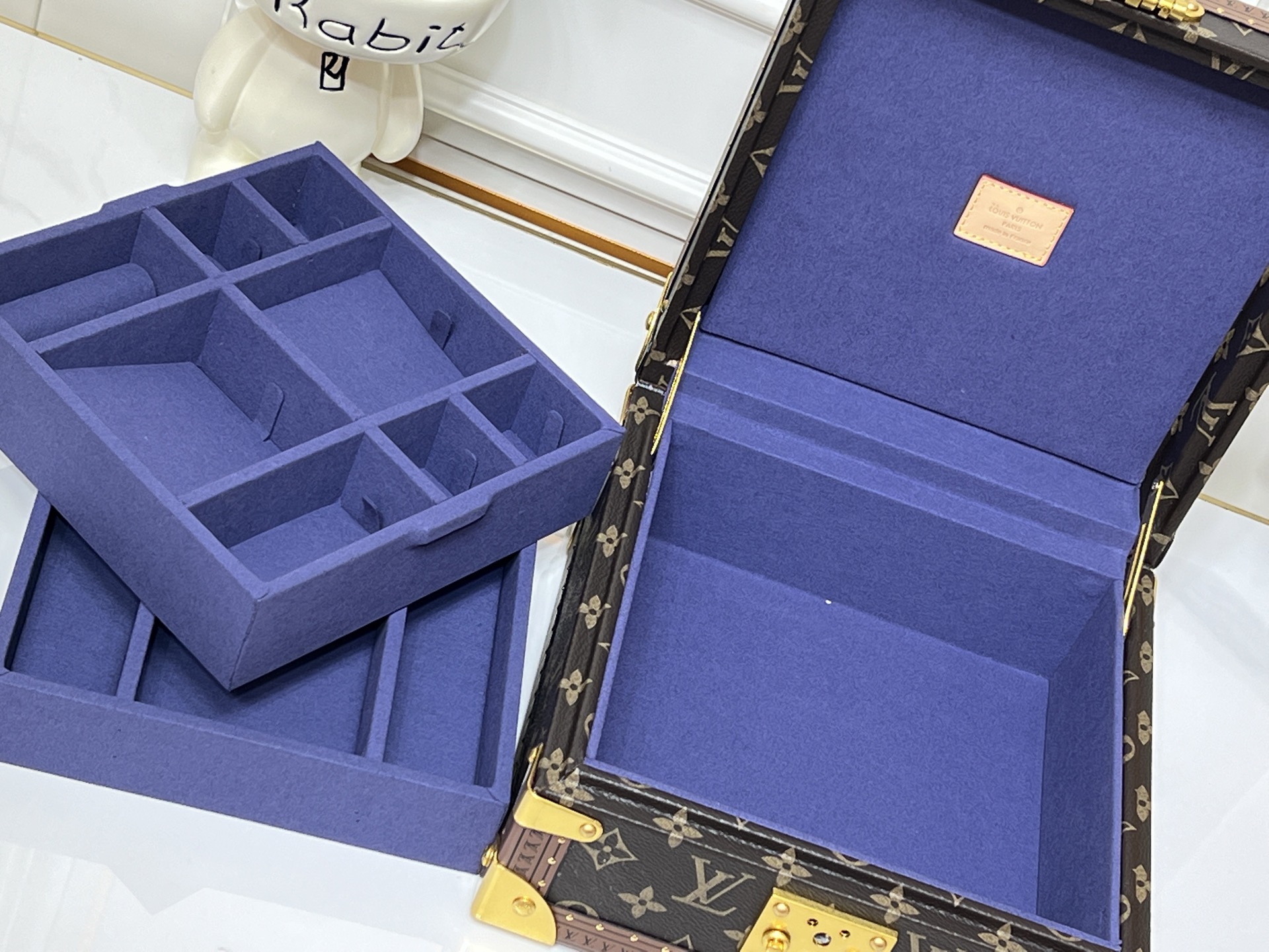 批450💰 顶级原版 M20040 M20341，M13513珠宝盒 粉色  可分层分类存放戒指、项链、手链、耳环与手镯。配有小衬垫，确保珠宝存放妥善舒适。尺寸优雅、设计实用、安全牢靠，是外出旅行的好伴侣。- 4个方形隔层，可存放耳环- 中心2个方形隔层，可存放大号耳环或手链/手镯- 2个较长的矩形隔层，可存放较细较大的戒指- 2个侧边隔层，可存放手镯与手链- 1个中部隔层，可存放项链- 金色金属包角- 菱形纹饰- 钉头装饰- S形锁扣- Monogram帆布- 天鹅绒内衬- 金色金属 。 尺寸:23x11x23cm