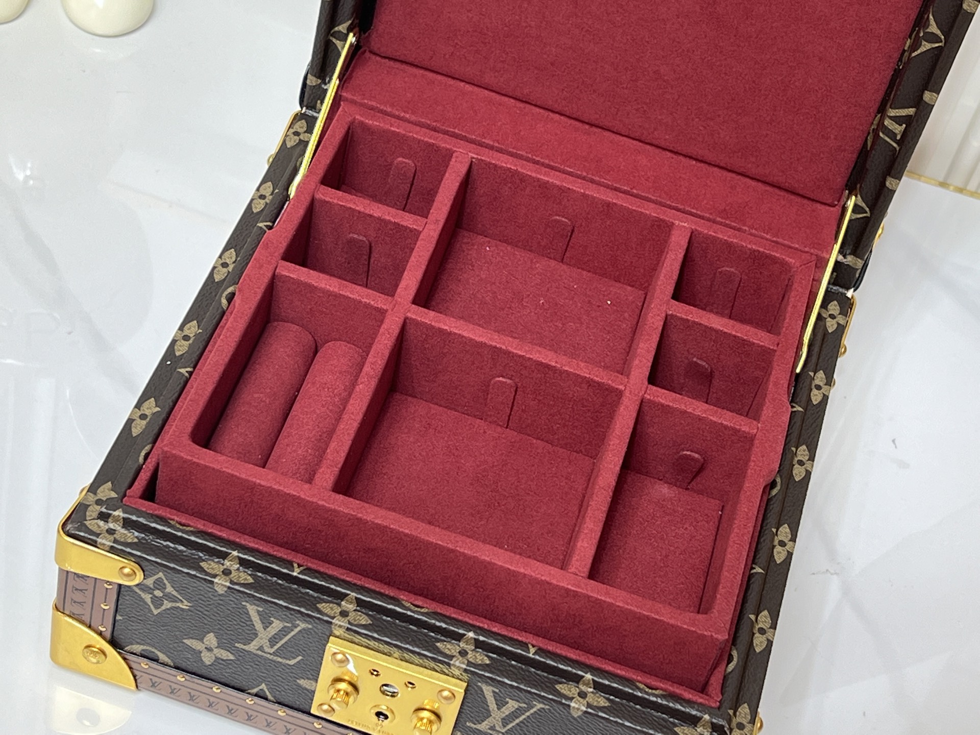 批450💰 顶级原版 M20040 M20341，M13513珠宝盒 粉色  可分层分类存放戒指、项链、手链、耳环与手镯。配有小衬垫，确保珠宝存放妥善舒适。尺寸优雅、设计实用、安全牢靠，是外出旅行的好伴侣。- 4个方形隔层，可存放耳环- 中心2个方形隔层，可存放大号耳环或手链/手镯- 2个较长的矩形隔层，可存放较细较大的戒指- 2个侧边隔层，可存放手镯与手链- 1个中部隔层，可存放项链- 金色金属包角- 菱形纹饰- 钉头装饰- S形锁扣- Monogram帆布- 天鹅绒内衬- 金色金属 。 尺寸:23x11x23cm