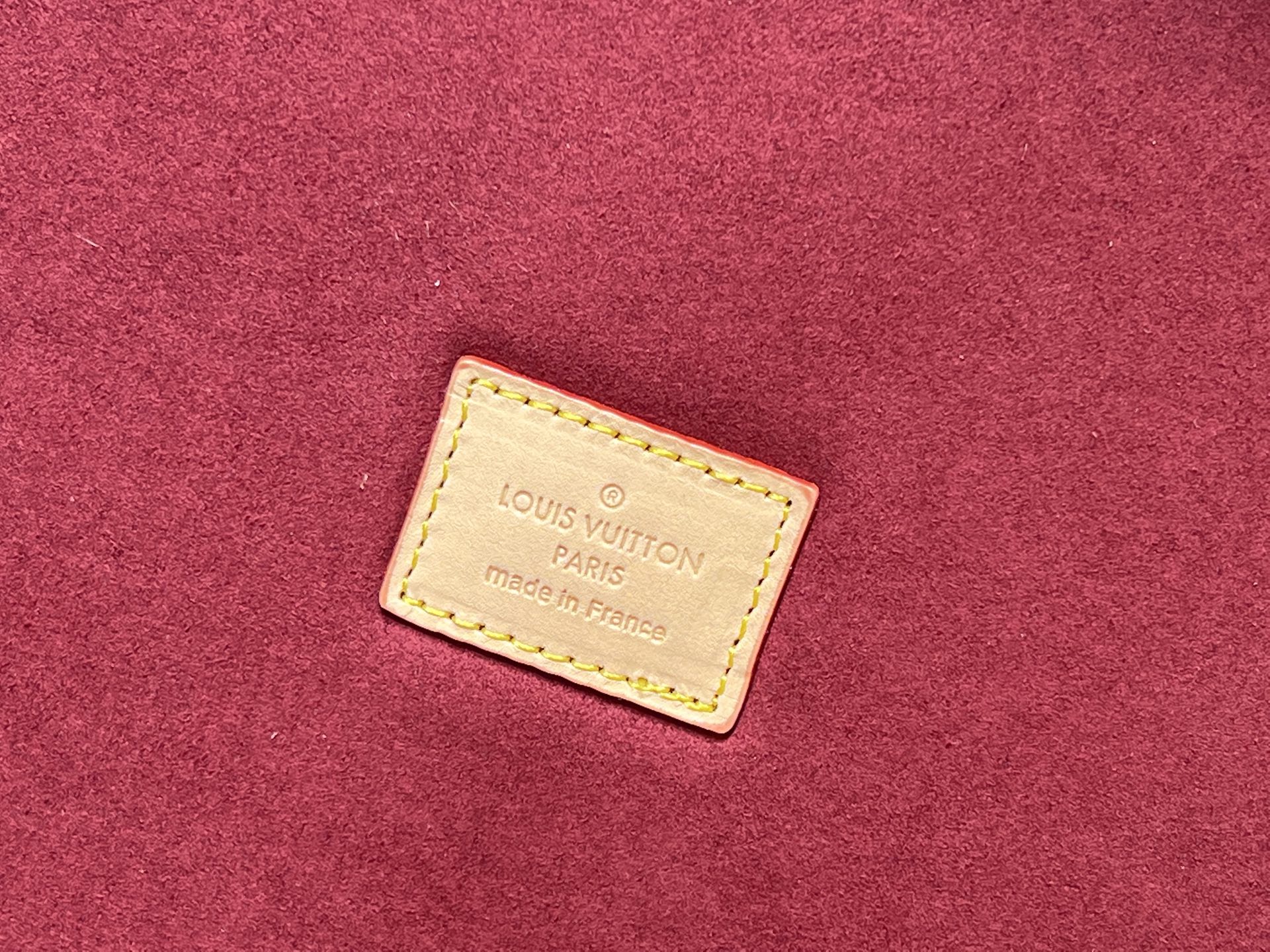 批450💰 顶级原版 M20040 M20341，M13513珠宝盒 粉色  可分层分类存放戒指、项链、手链、耳环与手镯。配有小衬垫，确保珠宝存放妥善舒适。尺寸优雅、设计实用、安全牢靠，是外出旅行的好伴侣。- 4个方形隔层，可存放耳环- 中心2个方形隔层，可存放大号耳环或手链/手镯- 2个较长的矩形隔层，可存放较细较大的戒指- 2个侧边隔层，可存放手镯与手链- 1个中部隔层，可存放项链- 金色金属包角- 菱形纹饰- 钉头装饰- S形锁扣- Monogram帆布- 天鹅绒内衬- 金色金属 。 尺寸:23x11x23cm