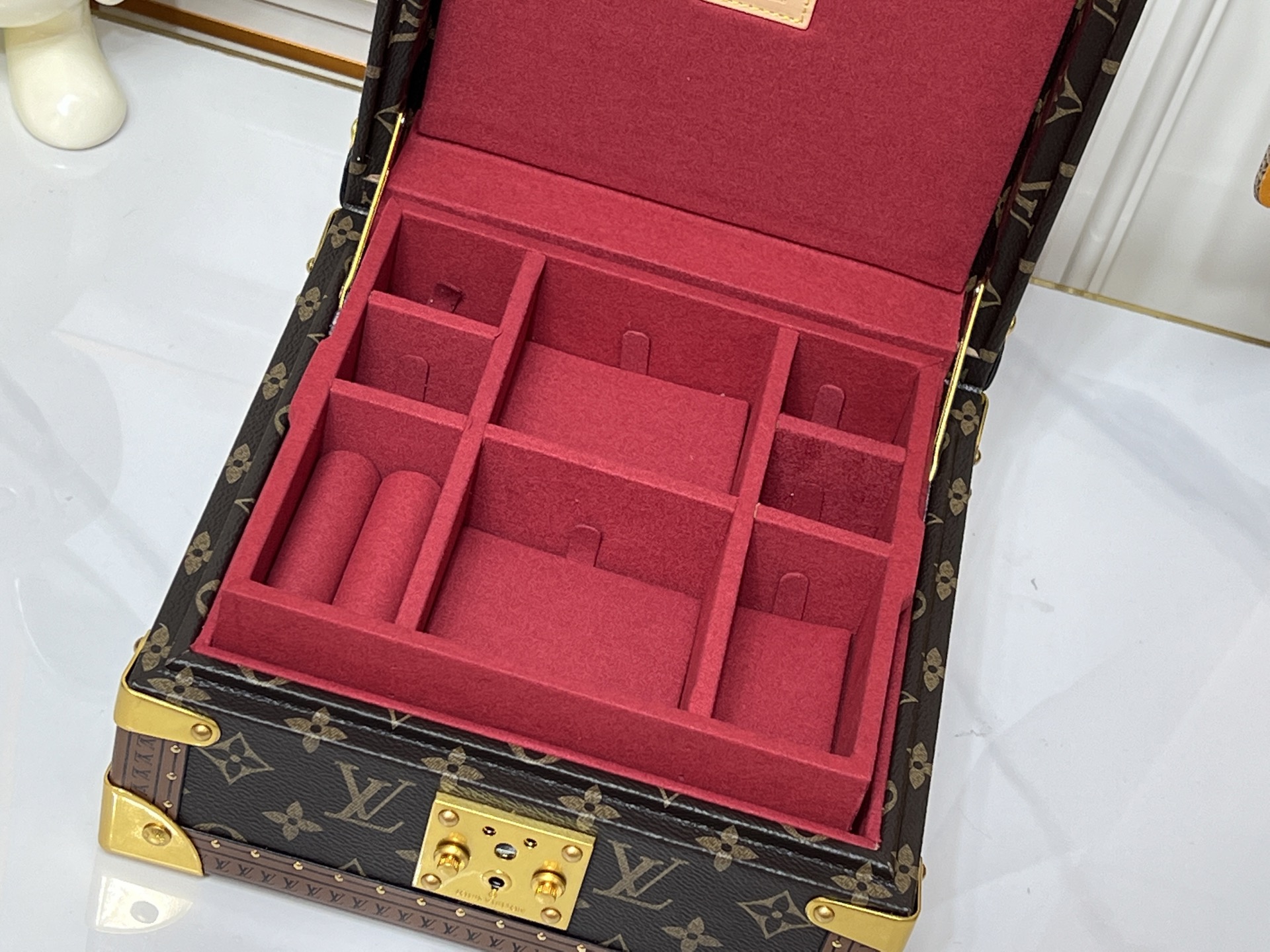 批450💰 顶级原版 M20040 M20341，M13513珠宝盒 粉色  可分层分类存放戒指、项链、手链、耳环与手镯。配有小衬垫，确保珠宝存放妥善舒适。尺寸优雅、设计实用、安全牢靠，是外出旅行的好伴侣。- 4个方形隔层，可存放耳环- 中心2个方形隔层，可存放大号耳环或手链/手镯- 2个较长的矩形隔层，可存放较细较大的戒指- 2个侧边隔层，可存放手镯与手链- 1个中部隔层，可存放项链- 金色金属包角- 菱形纹饰- 钉头装饰- S形锁扣- Monogram帆布- 天鹅绒内衬- 金色金属 。 尺寸:23x11x23cm