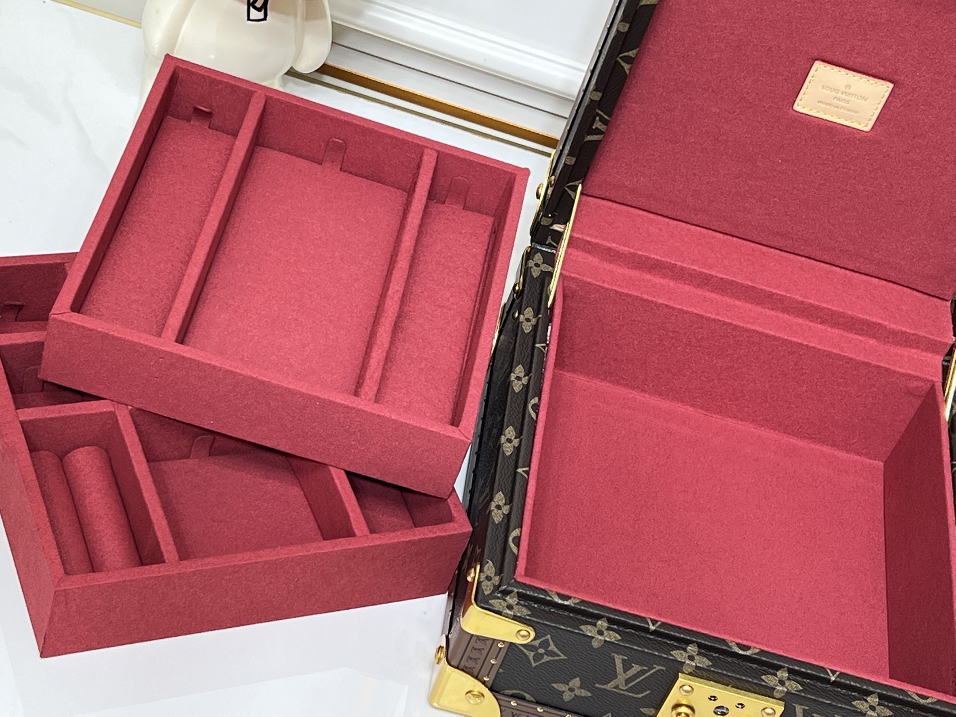 批450💰 顶级原版 M20040 M20341，M13513珠宝盒 粉色  可分层分类存放戒指、项链、手链、耳环与手镯。配有小衬垫，确保珠宝存放妥善舒适。尺寸优雅、设计实用、安全牢靠，是外出旅行的好伴侣。- 4个方形隔层，可存放耳环- 中心2个方形隔层，可存放大号耳环或手链/手镯- 2个较长的矩形隔层，可存放较细较大的戒指- 2个侧边隔层，可存放手镯与手链- 1个中部隔层，可存放项链- 金色金属包角- 菱形纹饰- 钉头装饰- S形锁扣- Monogram帆布- 天鹅绒内衬- 金色金属 。 尺寸:23x11x23cm