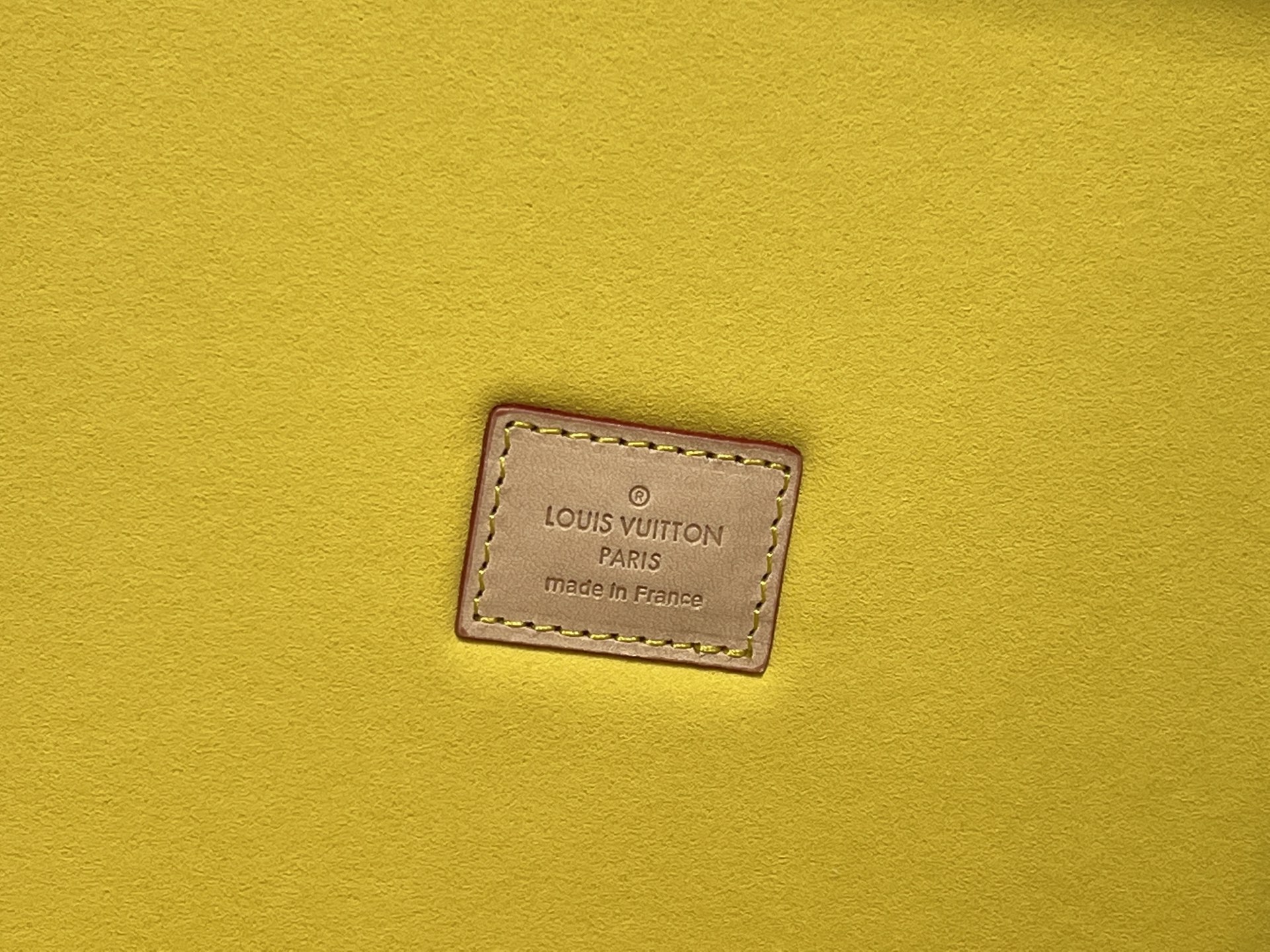 批450💰 顶级原版 M20040 M20341，M13513珠宝盒 粉色  可分层分类存放戒指、项链、手链、耳环与手镯。配有小衬垫，确保珠宝存放妥善舒适。尺寸优雅、设计实用、安全牢靠，是外出旅行的好伴侣。- 4个方形隔层，可存放耳环- 中心2个方形隔层，可存放大号耳环或手链/手镯- 2个较长的矩形隔层，可存放较细较大的戒指- 2个侧边隔层，可存放手镯与手链- 1个中部隔层，可存放项链- 金色金属包角- 菱形纹饰- 钉头装饰- S形锁扣- Monogram帆布- 天鹅绒内衬- 金色金属 。 尺寸:23x11x23cm