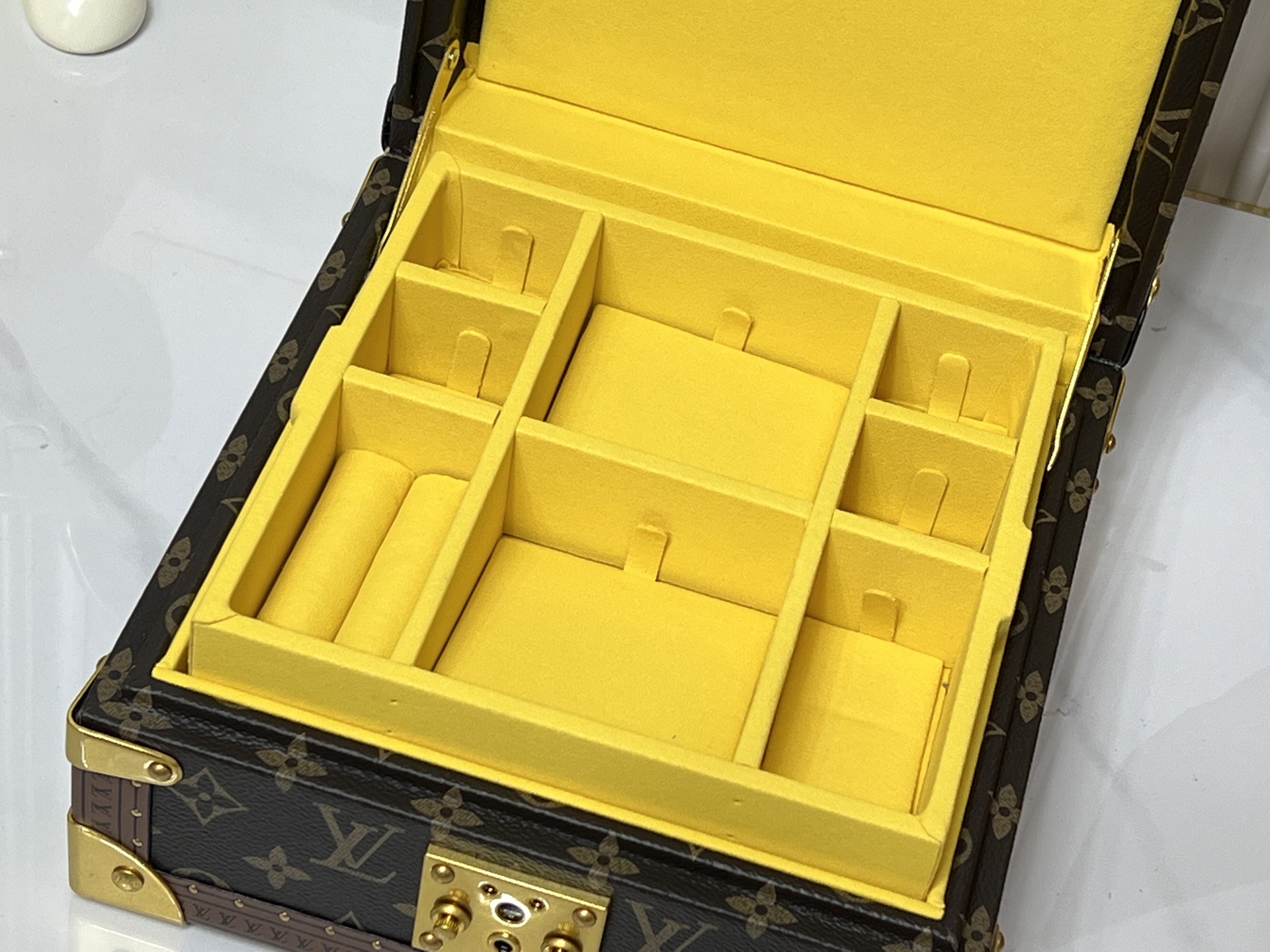 批450💰 顶级原版 M20040 M20341，M13513珠宝盒 粉色  可分层分类存放戒指、项链、手链、耳环与手镯。配有小衬垫，确保珠宝存放妥善舒适。尺寸优雅、设计实用、安全牢靠，是外出旅行的好伴侣。- 4个方形隔层，可存放耳环- 中心2个方形隔层，可存放大号耳环或手链/手镯- 2个较长的矩形隔层，可存放较细较大的戒指- 2个侧边隔层，可存放手镯与手链- 1个中部隔层，可存放项链- 金色金属包角- 菱形纹饰- 钉头装饰- S形锁扣- Monogram帆布- 天鹅绒内衬- 金色金属 。 尺寸:23x11x23cm