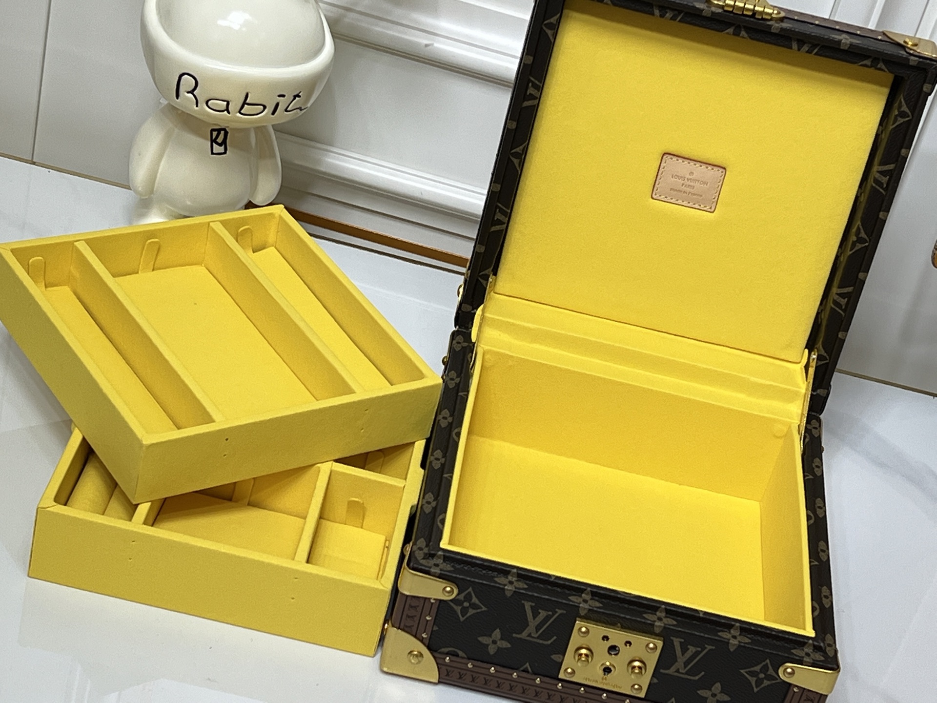 批450💰 顶级原版 M20040 M20341，M13513珠宝盒 粉色  可分层分类存放戒指、项链、手链、耳环与手镯。配有小衬垫，确保珠宝存放妥善舒适。尺寸优雅、设计实用、安全牢靠，是外出旅行的好伴侣。- 4个方形隔层，可存放耳环- 中心2个方形隔层，可存放大号耳环或手链/手镯- 2个较长的矩形隔层，可存放较细较大的戒指- 2个侧边隔层，可存放手镯与手链- 1个中部隔层，可存放项链- 金色金属包角- 菱形纹饰- 钉头装饰- S形锁扣- Monogram帆布- 天鹅绒内衬- 金色金属 。 尺寸:23x11x23cm