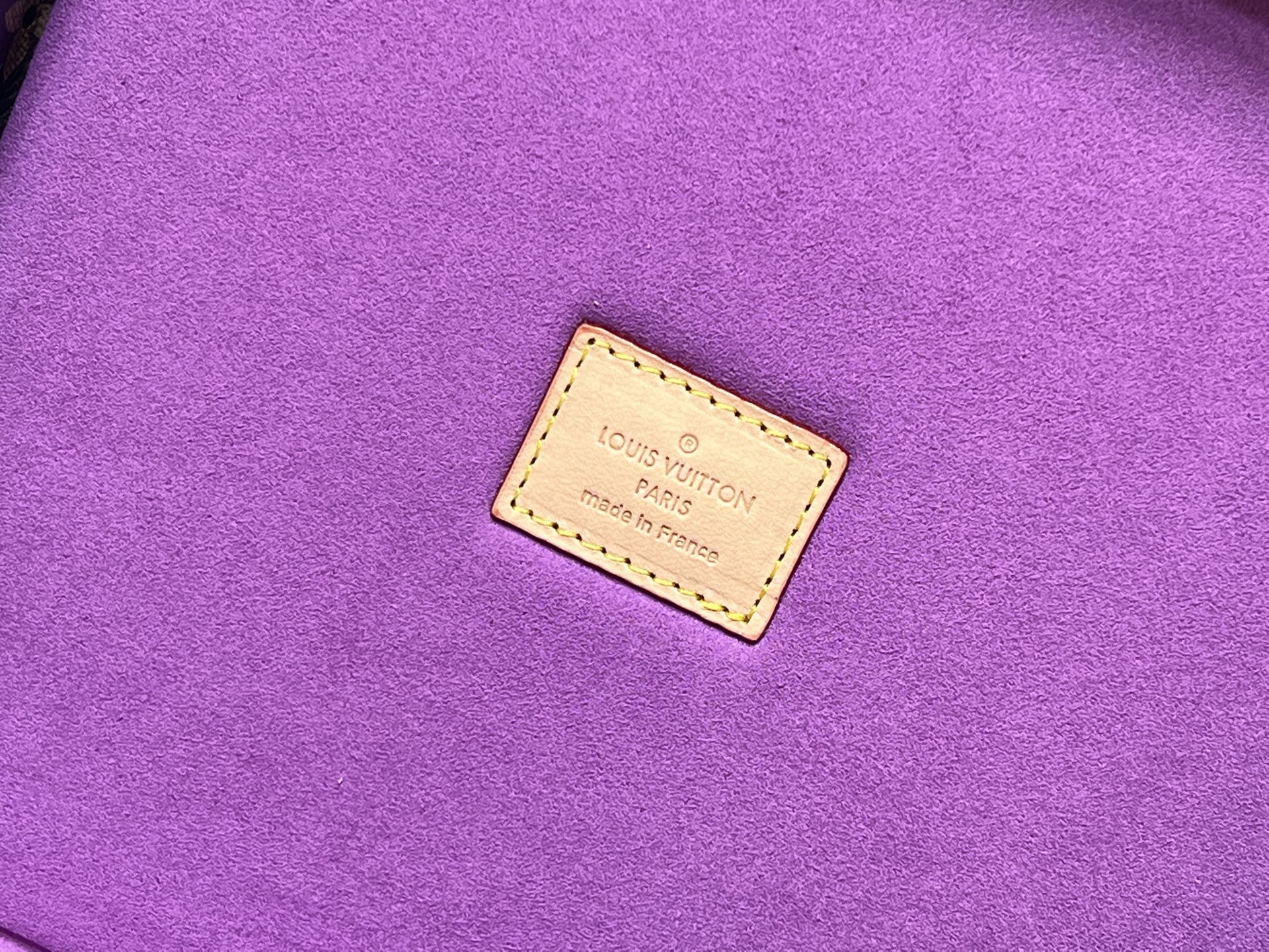 批450💰 顶级原版 M20040 M20341，M13513珠宝盒 粉色  可分层分类存放戒指、项链、手链、耳环与手镯。配有小衬垫，确保珠宝存放妥善舒适。尺寸优雅、设计实用、安全牢靠，是外出旅行的好伴侣。- 4个方形隔层，可存放耳环- 中心2个方形隔层，可存放大号耳环或手链/手镯- 2个较长的矩形隔层，可存放较细较大的戒指- 2个侧边隔层，可存放手镯与手链- 1个中部隔层，可存放项链- 金色金属包角- 菱形纹饰- 钉头装饰- S形锁扣- Monogram帆布- 天鹅绒内衬- 金色金属 。 尺寸:23x11x23cm