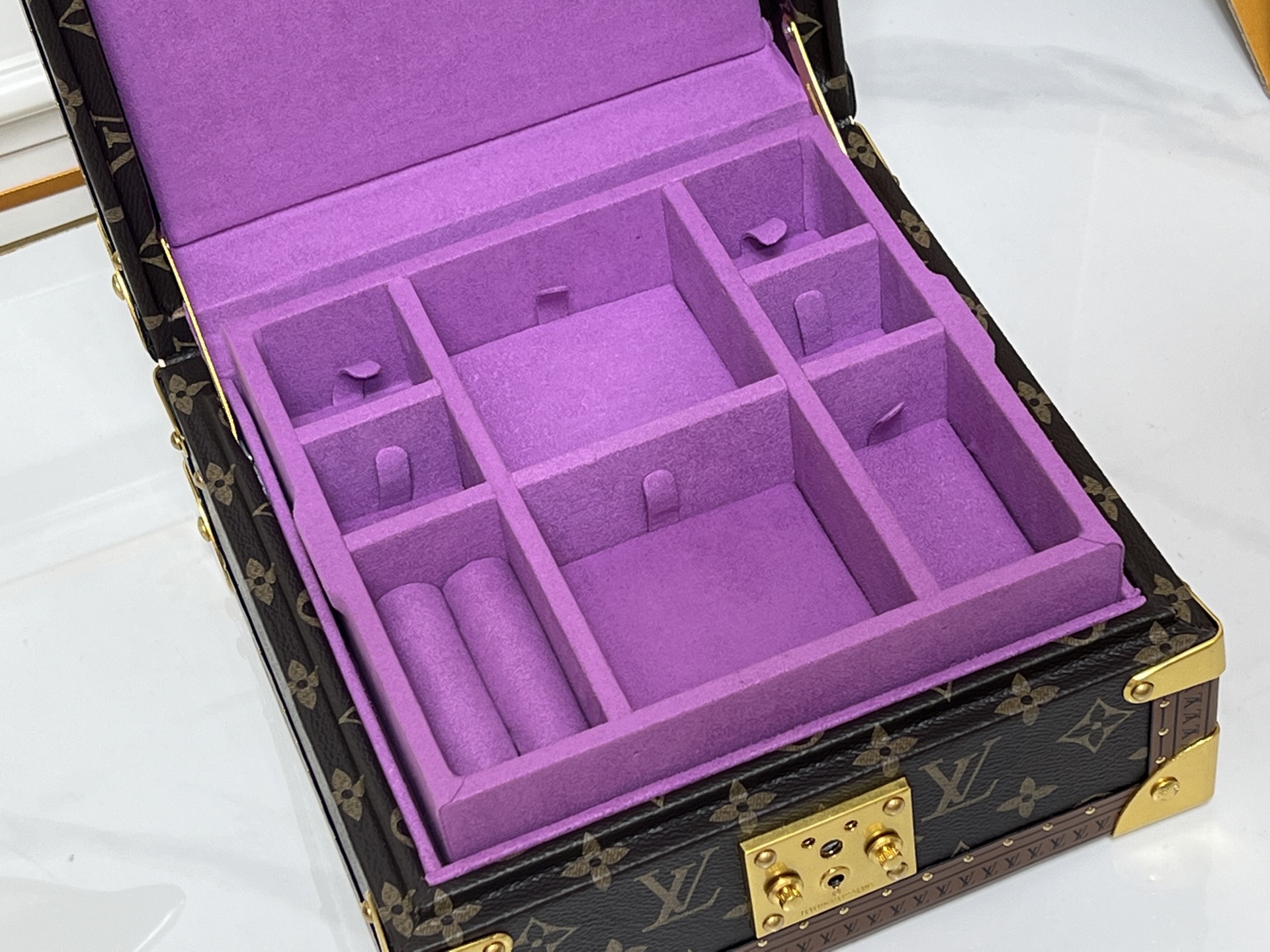 批450💰 顶级原版 M20040 M20341，M13513珠宝盒 粉色  可分层分类存放戒指、项链、手链、耳环与手镯。配有小衬垫，确保珠宝存放妥善舒适。尺寸优雅、设计实用、安全牢靠，是外出旅行的好伴侣。- 4个方形隔层，可存放耳环- 中心2个方形隔层，可存放大号耳环或手链/手镯- 2个较长的矩形隔层，可存放较细较大的戒指- 2个侧边隔层，可存放手镯与手链- 1个中部隔层，可存放项链- 金色金属包角- 菱形纹饰- 钉头装饰- S形锁扣- Monogram帆布- 天鹅绒内衬- 金色金属 。 尺寸:23x11x23cm