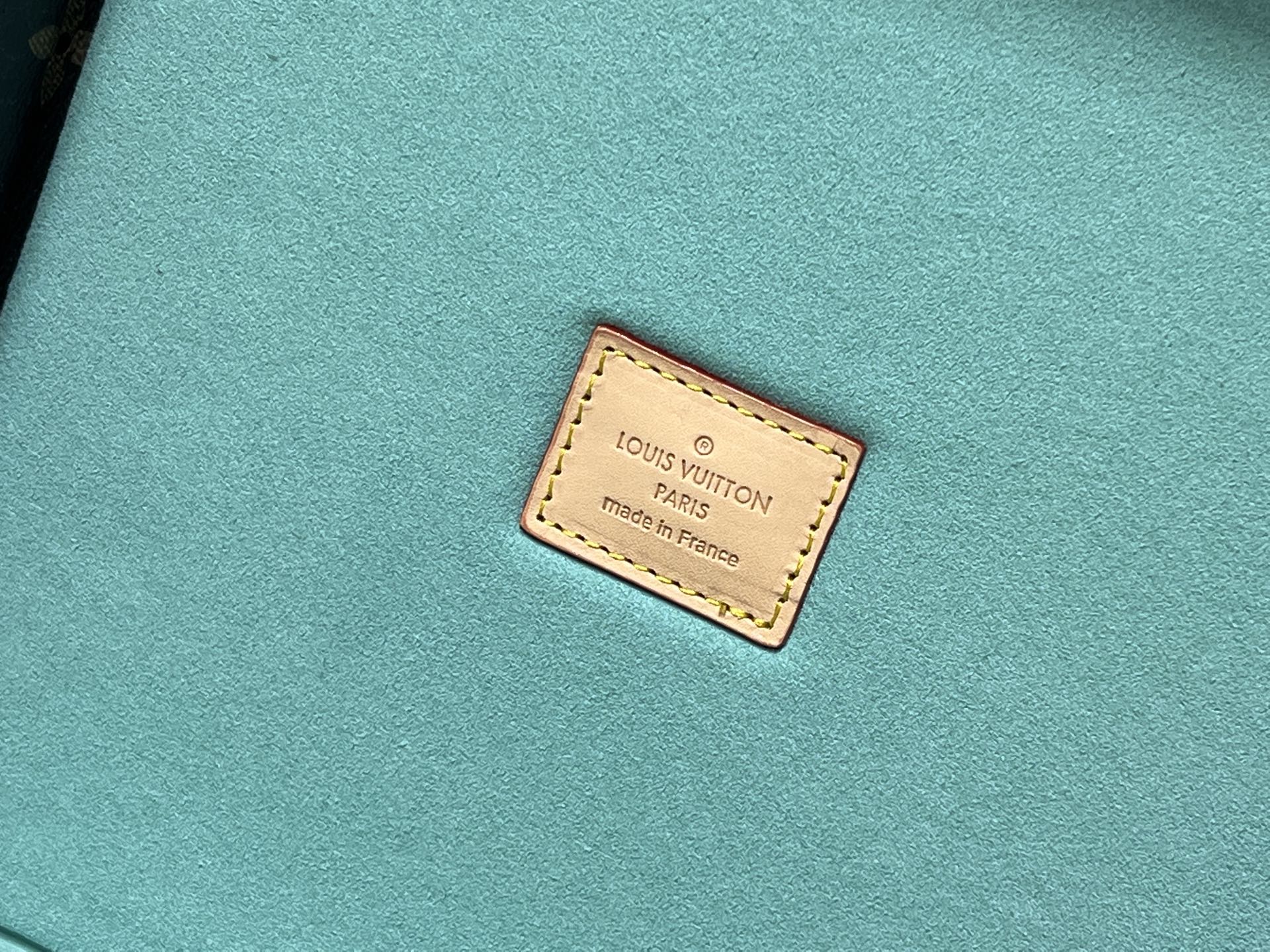 批450💰 顶级原版 M20040 M20341，M13513珠宝盒 粉色  可分层分类存放戒指、项链、手链、耳环与手镯。配有小衬垫，确保珠宝存放妥善舒适。尺寸优雅、设计实用、安全牢靠，是外出旅行的好伴侣。- 4个方形隔层，可存放耳环- 中心2个方形隔层，可存放大号耳环或手链/手镯- 2个较长的矩形隔层，可存放较细较大的戒指- 2个侧边隔层，可存放手镯与手链- 1个中部隔层，可存放项链- 金色金属包角- 菱形纹饰- 钉头装饰- S形锁扣- Monogram帆布- 天鹅绒内衬- 金色金属 。 尺寸:23x11x23cm