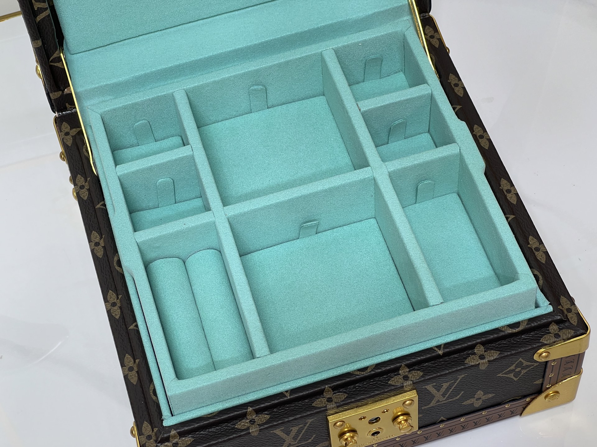 批450💰 顶级原版 M20040 M20341，M13513珠宝盒 粉色  可分层分类存放戒指、项链、手链、耳环与手镯。配有小衬垫，确保珠宝存放妥善舒适。尺寸优雅、设计实用、安全牢靠，是外出旅行的好伴侣。- 4个方形隔层，可存放耳环- 中心2个方形隔层，可存放大号耳环或手链/手镯- 2个较长的矩形隔层，可存放较细较大的戒指- 2个侧边隔层，可存放手镯与手链- 1个中部隔层，可存放项链- 金色金属包角- 菱形纹饰- 钉头装饰- S形锁扣- Monogram帆布- 天鹅绒内衬- 金色金属 。 尺寸:23x11x23cm