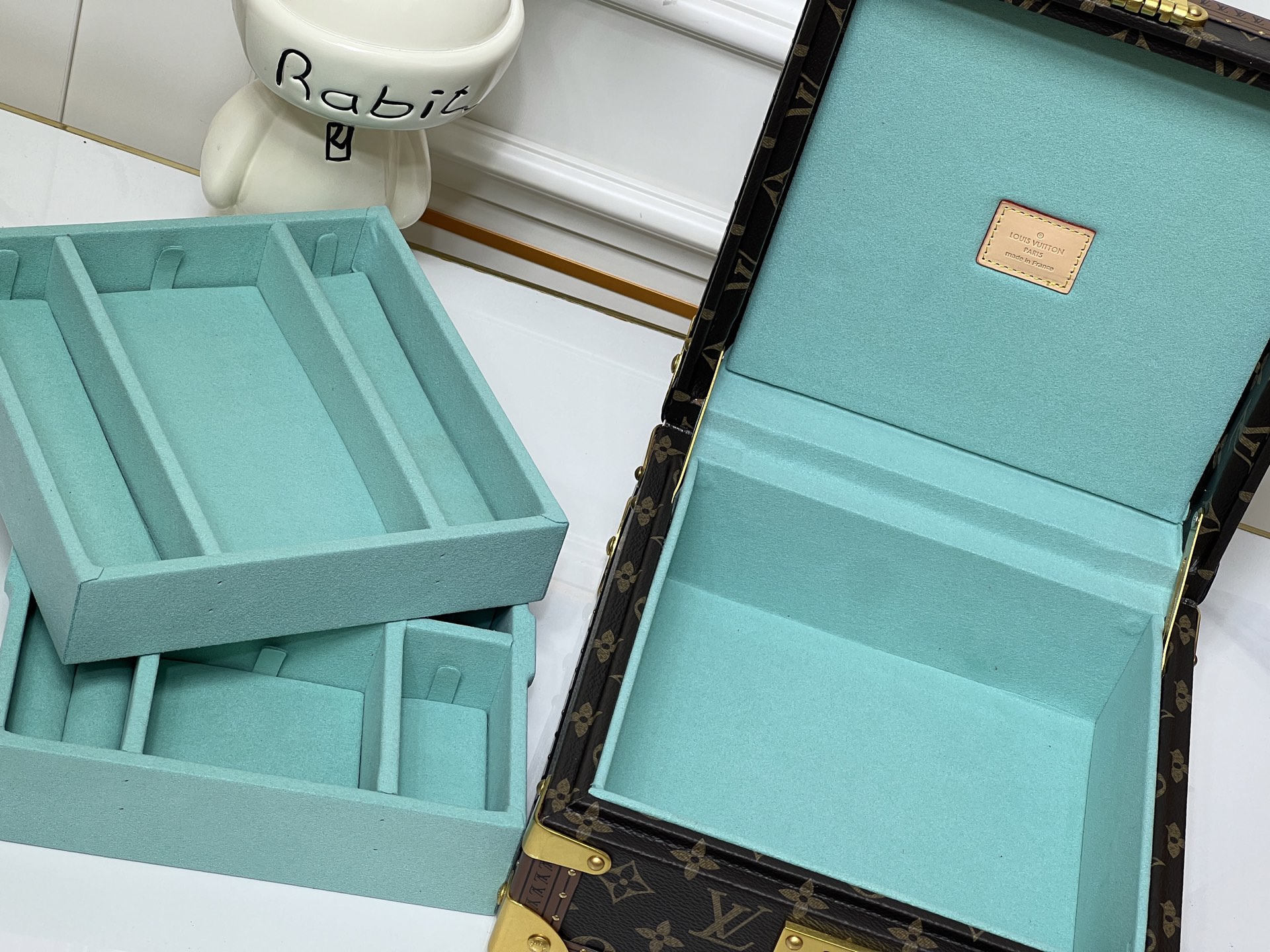 批450💰 顶级原版 M20040 M20341，M13513珠宝盒 粉色  可分层分类存放戒指、项链、手链、耳环与手镯。配有小衬垫，确保珠宝存放妥善舒适。尺寸优雅、设计实用、安全牢靠，是外出旅行的好伴侣。- 4个方形隔层，可存放耳环- 中心2个方形隔层，可存放大号耳环或手链/手镯- 2个较长的矩形隔层，可存放较细较大的戒指- 2个侧边隔层，可存放手镯与手链- 1个中部隔层，可存放项链- 金色金属包角- 菱形纹饰- 钉头装饰- S形锁扣- Monogram帆布- 天鹅绒内衬- 金色金属 。 尺寸:23x11x23cm