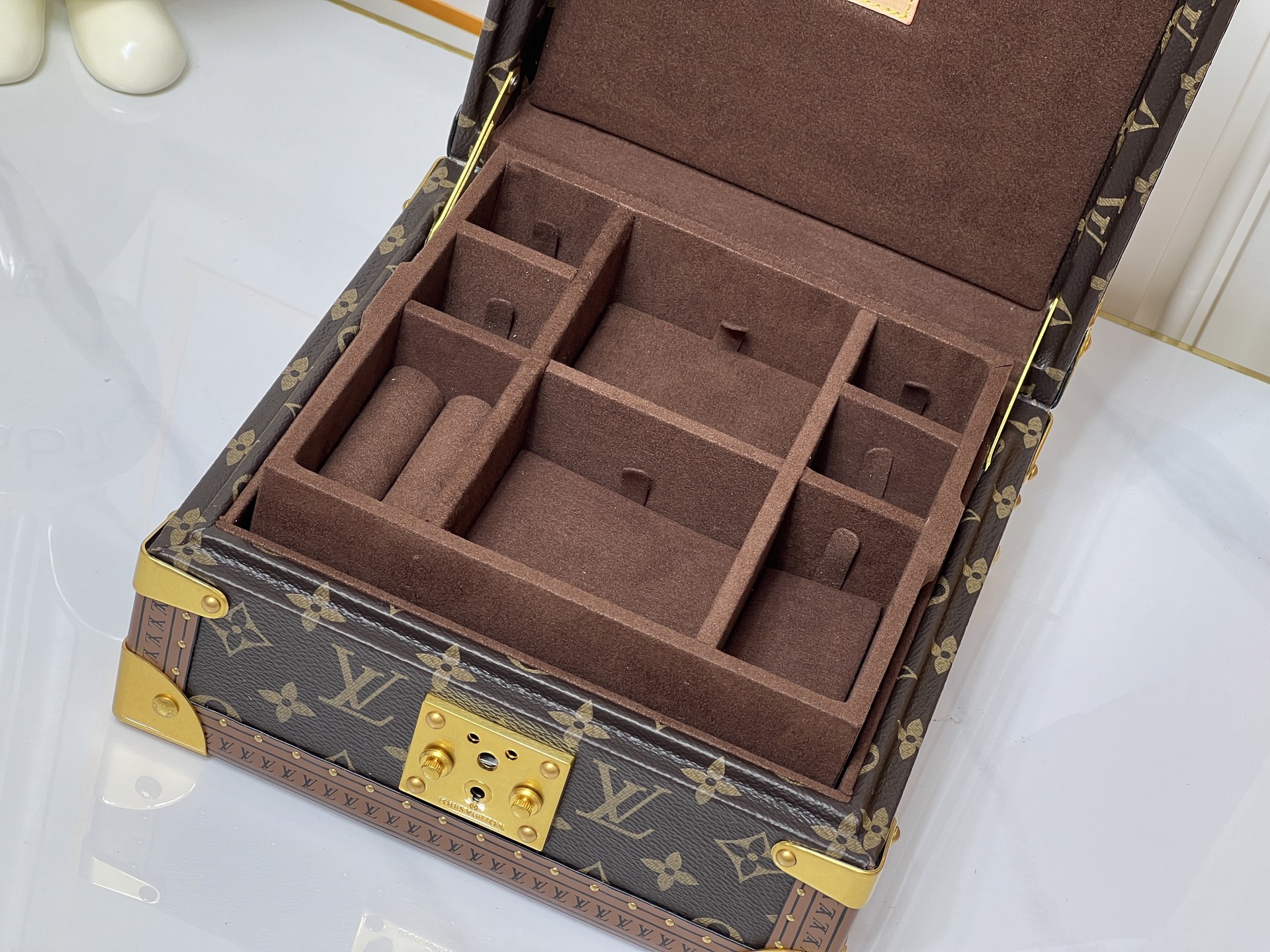 批450💰 顶级原版 M20040 M20341，M13513珠宝盒 粉色  可分层分类存放戒指、项链、手链、耳环与手镯。配有小衬垫，确保珠宝存放妥善舒适。尺寸优雅、设计实用、安全牢靠，是外出旅行的好伴侣。- 4个方形隔层，可存放耳环- 中心2个方形隔层，可存放大号耳环或手链/手镯- 2个较长的矩形隔层，可存放较细较大的戒指- 2个侧边隔层，可存放手镯与手链- 1个中部隔层，可存放项链- 金色金属包角- 菱形纹饰- 钉头装饰- S形锁扣- Monogram帆布- 天鹅绒内衬- 金色金属 。 尺寸:23x11x23cm