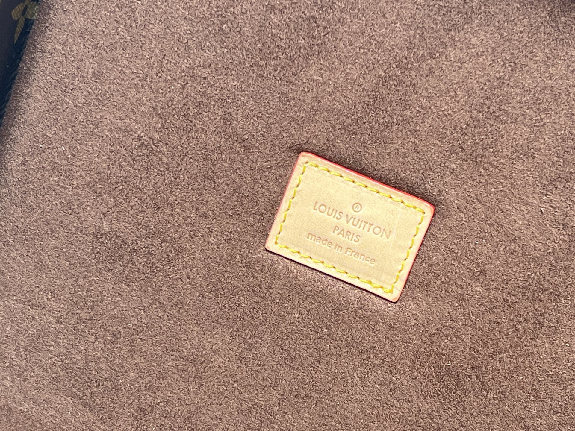 批450💰 顶级原版 M20040 M20341，M13513珠宝盒 粉色  可分层分类存放戒指、项链、手链、耳环与手镯。配有小衬垫，确保珠宝存放妥善舒适。尺寸优雅、设计实用、安全牢靠，是外出旅行的好伴侣。- 4个方形隔层，可存放耳环- 中心2个方形隔层，可存放大号耳环或手链/手镯- 2个较长的矩形隔层，可存放较细较大的戒指- 2个侧边隔层，可存放手镯与手链- 1个中部隔层，可存放项链- 金色金属包角- 菱形纹饰- 钉头装饰- S形锁扣- Monogram帆布- 天鹅绒内衬- 金色金属 。 尺寸:23x11x23cm