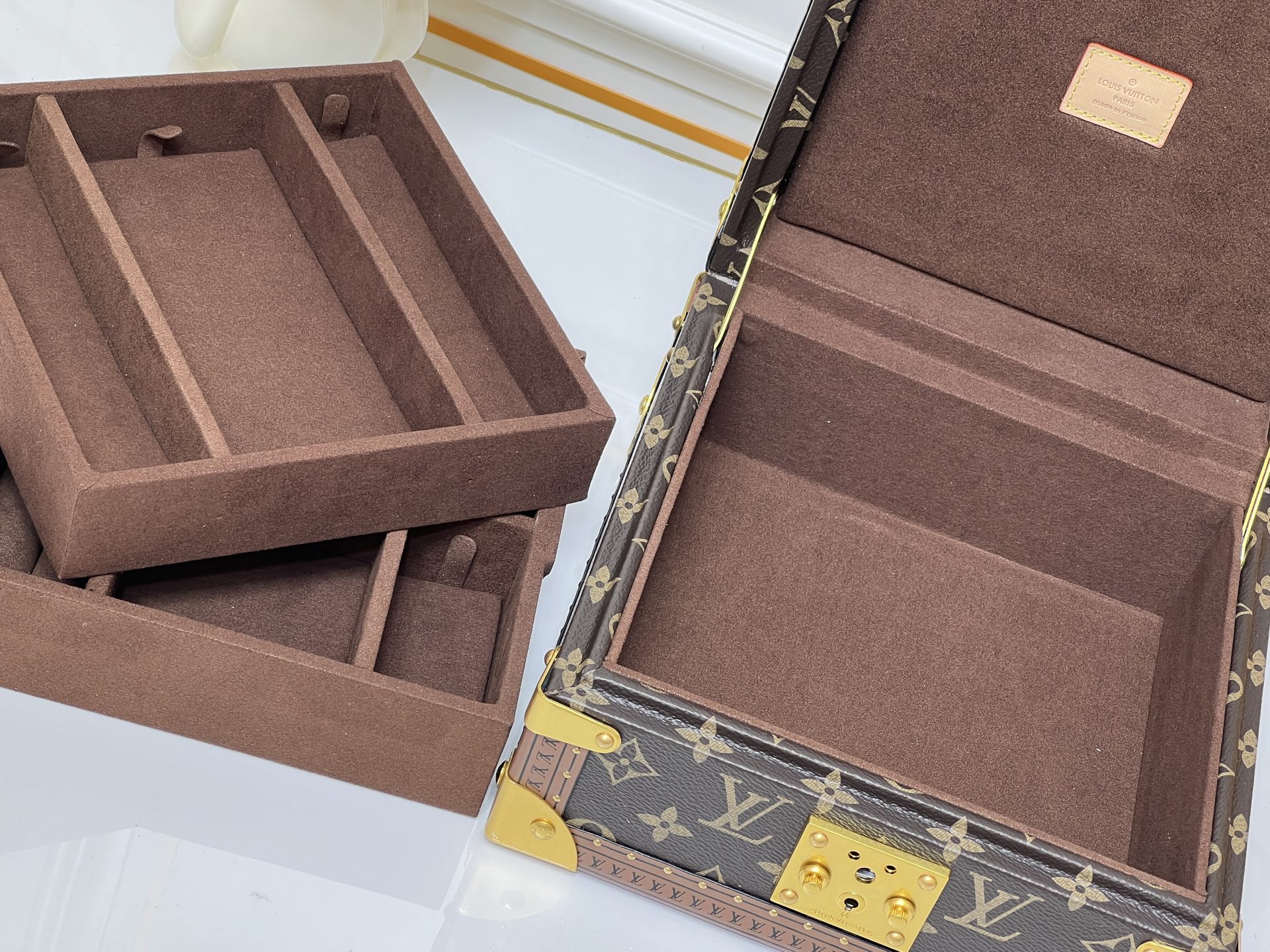 批450💰 顶级原版 M20040 M20341，M13513珠宝盒 粉色  可分层分类存放戒指、项链、手链、耳环与手镯。配有小衬垫，确保珠宝存放妥善舒适。尺寸优雅、设计实用、安全牢靠，是外出旅行的好伴侣。- 4个方形隔层，可存放耳环- 中心2个方形隔层，可存放大号耳环或手链/手镯- 2个较长的矩形隔层，可存放较细较大的戒指- 2个侧边隔层，可存放手镯与手链- 1个中部隔层，可存放项链- 金色金属包角- 菱形纹饰- 钉头装饰- S形锁扣- Monogram帆布- 天鹅绒内衬- 金色金属 。 尺寸:23x11x23cm