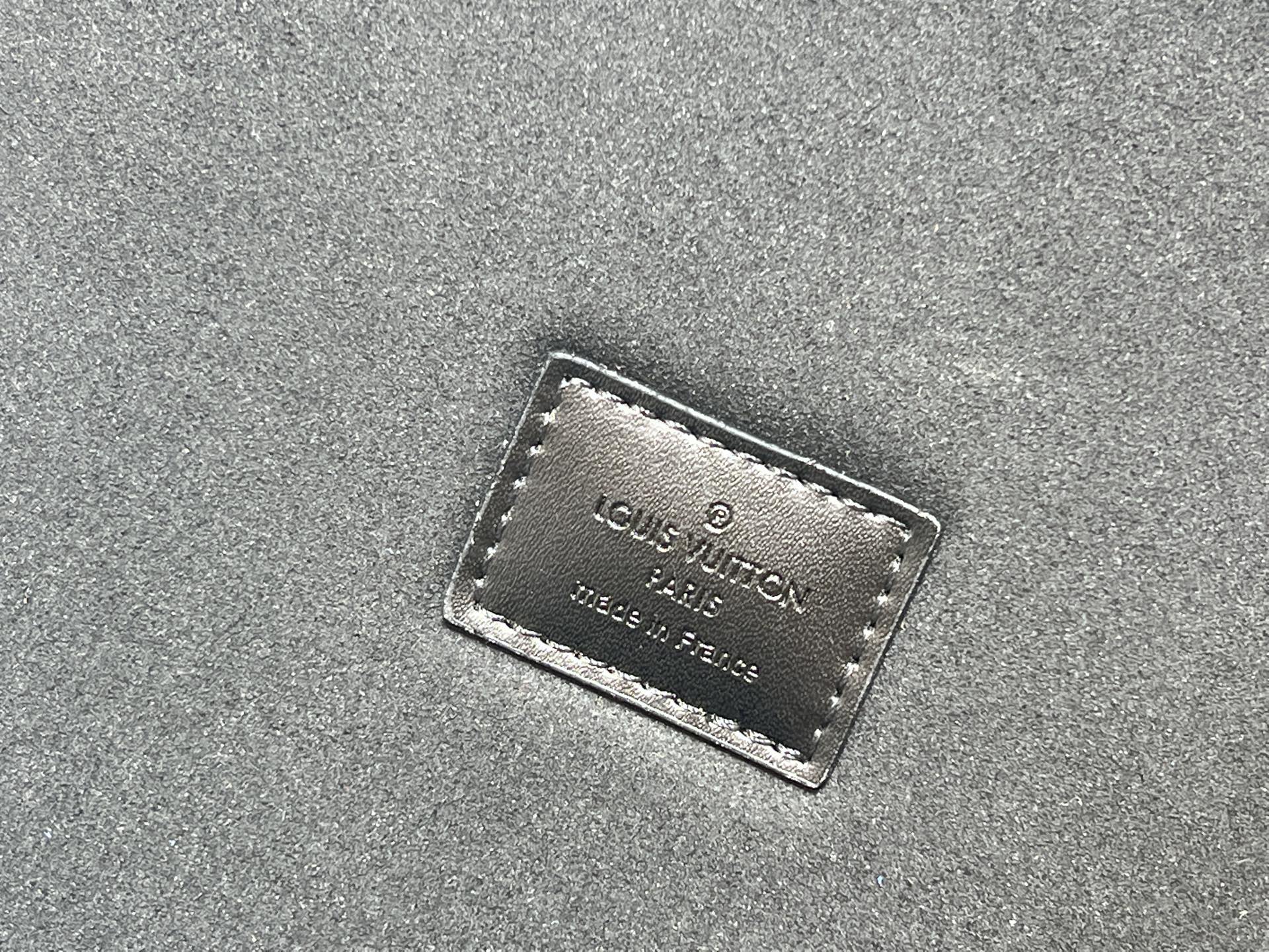 批450💰 顶级原版 M20040 M20341，M13513珠宝盒 粉色  可分层分类存放戒指、项链、手链、耳环与手镯。配有小衬垫，确保珠宝存放妥善舒适。尺寸优雅、设计实用、安全牢靠，是外出旅行的好伴侣。- 4个方形隔层，可存放耳环- 中心2个方形隔层，可存放大号耳环或手链/手镯- 2个较长的矩形隔层，可存放较细较大的戒指- 2个侧边隔层，可存放手镯与手链- 1个中部隔层，可存放项链- 金色金属包角- 菱形纹饰- 钉头装饰- S形锁扣- Monogram帆布- 天鹅绒内衬- 金色金属 。 尺寸:23x11x23cm