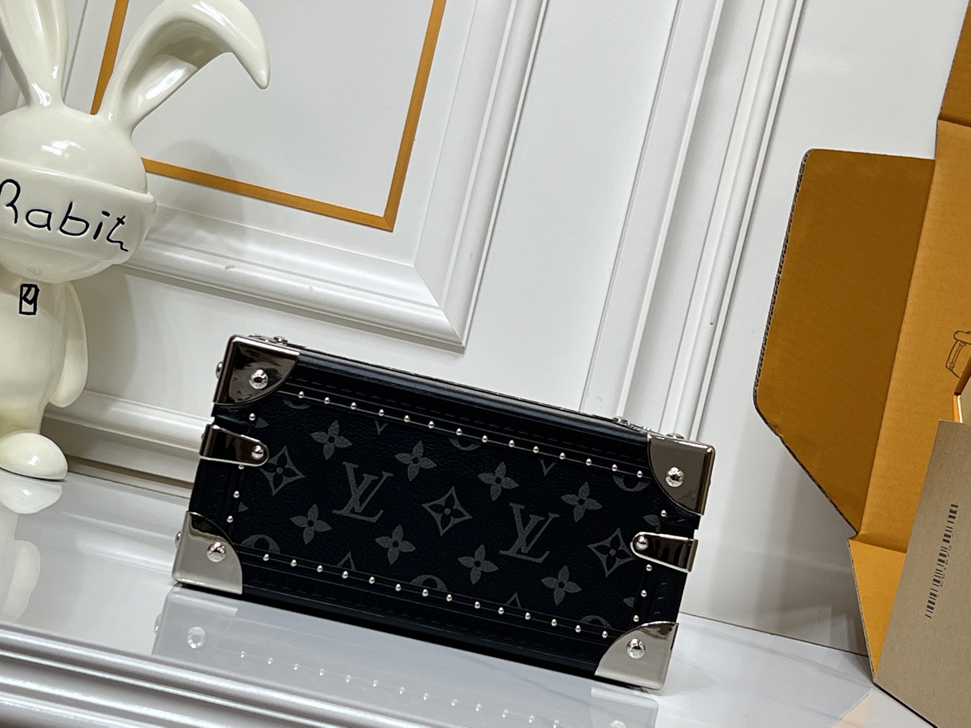 批450💰 顶级原版 M20040 M20341，M13513珠宝盒 粉色  可分层分类存放戒指、项链、手链、耳环与手镯。配有小衬垫，确保珠宝存放妥善舒适。尺寸优雅、设计实用、安全牢靠，是外出旅行的好伴侣。- 4个方形隔层，可存放耳环- 中心2个方形隔层，可存放大号耳环或手链/手镯- 2个较长的矩形隔层，可存放较细较大的戒指- 2个侧边隔层，可存放手镯与手链- 1个中部隔层，可存放项链- 金色金属包角- 菱形纹饰- 钉头装饰- S形锁扣- Monogram帆布- 天鹅绒内衬- 金色金属 。 尺寸:23x11x23cm