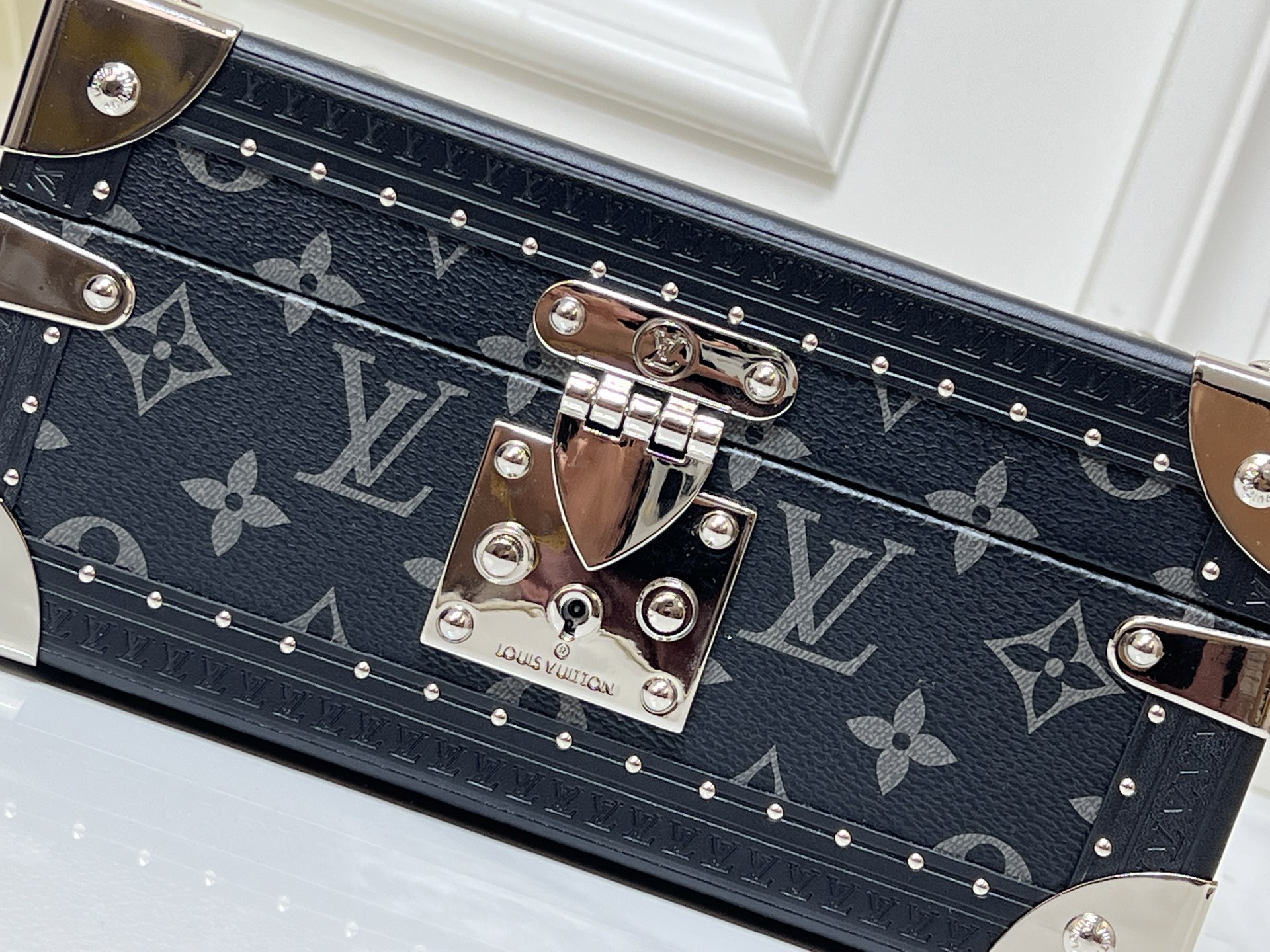 批450💰 顶级原版 M20040 M20341，M13513珠宝盒 粉色  可分层分类存放戒指、项链、手链、耳环与手镯。配有小衬垫，确保珠宝存放妥善舒适。尺寸优雅、设计实用、安全牢靠，是外出旅行的好伴侣。- 4个方形隔层，可存放耳环- 中心2个方形隔层，可存放大号耳环或手链/手镯- 2个较长的矩形隔层，可存放较细较大的戒指- 2个侧边隔层，可存放手镯与手链- 1个中部隔层，可存放项链- 金色金属包角- 菱形纹饰- 钉头装饰- S形锁扣- Monogram帆布- 天鹅绒内衬- 金色金属 。 尺寸:23x11x23cm