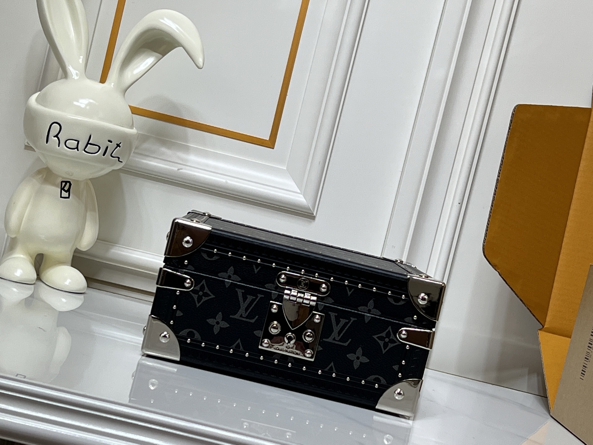 批450💰 顶级原版 M20040 M20341，M13513珠宝盒 粉色  可分层分类存放戒指、项链、手链、耳环与手镯。配有小衬垫，确保珠宝存放妥善舒适。尺寸优雅、设计实用、安全牢靠，是外出旅行的好伴侣。- 4个方形隔层，可存放耳环- 中心2个方形隔层，可存放大号耳环或手链/手镯- 2个较长的矩形隔层，可存放较细较大的戒指- 2个侧边隔层，可存放手镯与手链- 1个中部隔层，可存放项链- 金色金属包角- 菱形纹饰- 钉头装饰- S形锁扣- Monogram帆布- 天鹅绒内衬- 金色金属 。 尺寸:23x11x23cm