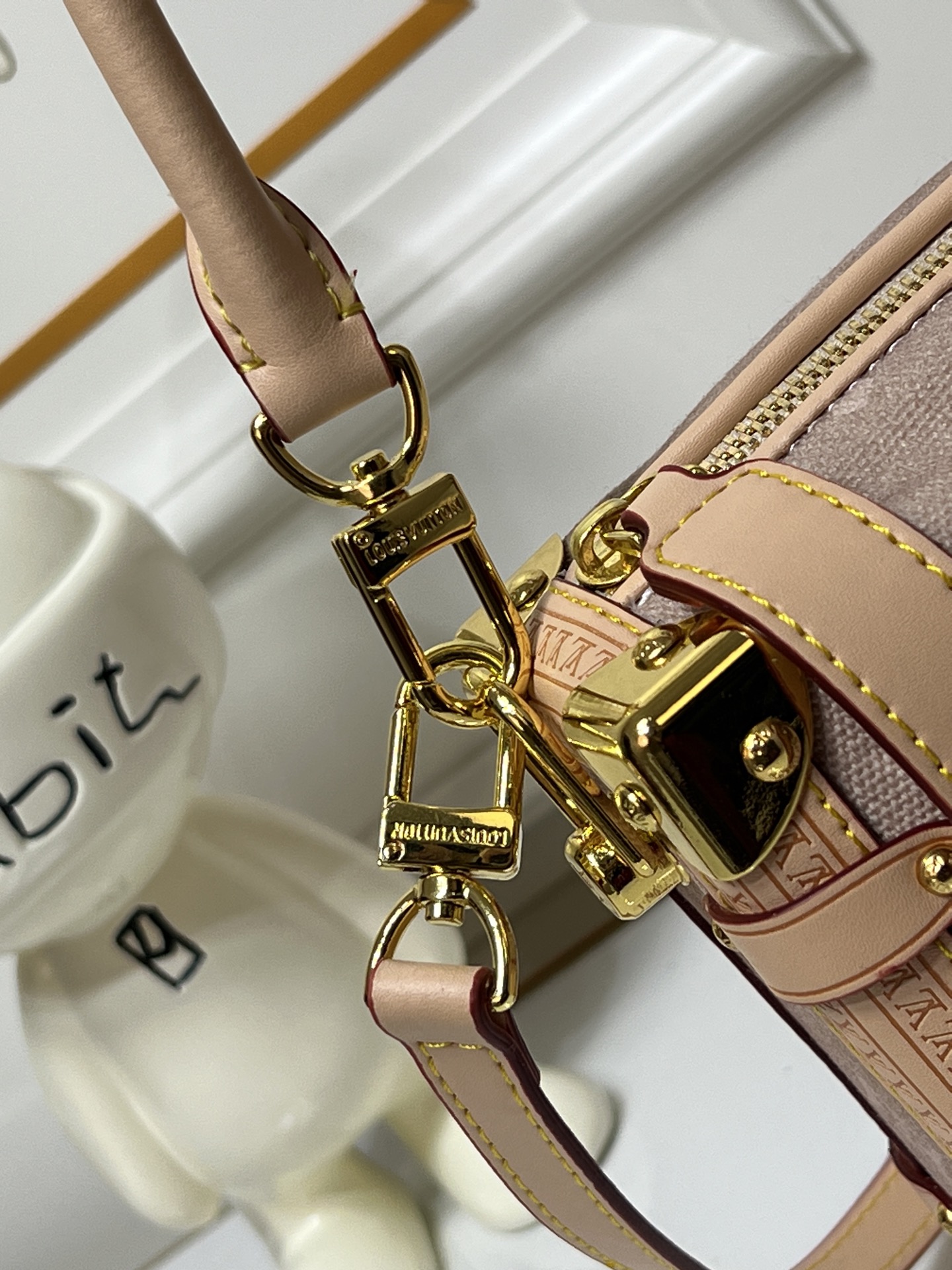 批220💰46368 LV9月猫咪系列实物抢先看!! N年前的猫咪系列就很火今年LV再度和Grace合作，小部分实物露出~ lv与造型师Grace Coddington合作“睡不醒的猫咪”猫控不要错过  款号15154#S-lock 锁扣与可拆卸链条闪烁金厲莹泽。适宜尺寸方便收纳唇膏
等日常物品。尺寸：23.5× 16x 8.5厘米
（长度x高x宽）