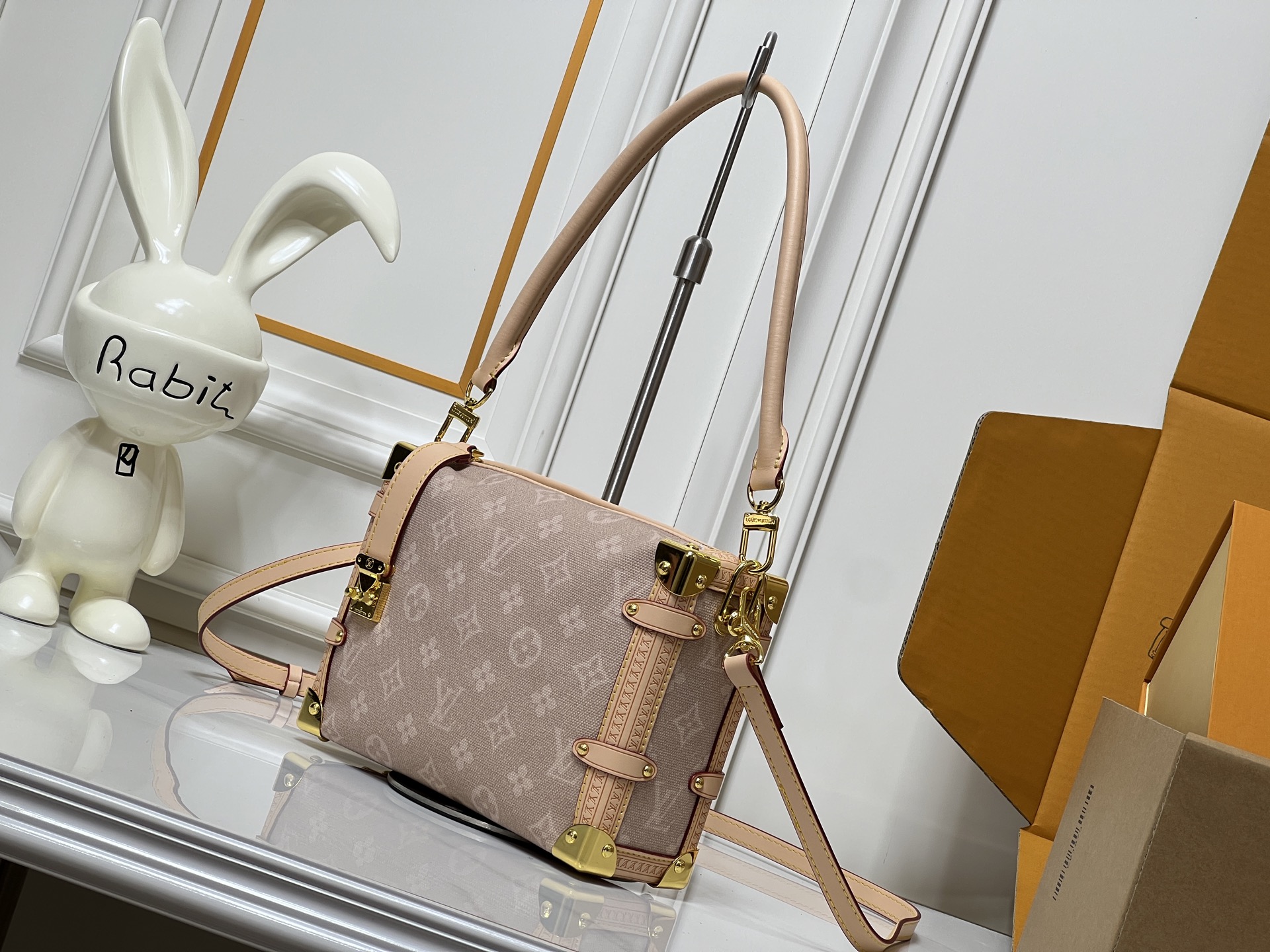 批220💰46368 LV9月猫咪系列实物抢先看!! N年前的猫咪系列就很火今年LV再度和Grace合作，小部分实物露出~ lv与造型师Grace Coddington合作“睡不醒的猫咪”猫控不要错过  款号15154#S-lock 锁扣与可拆卸链条闪烁金厲莹泽。适宜尺寸方便收纳唇膏
等日常物品。尺寸：23.5× 16x 8.5厘米
（长度x高x宽）