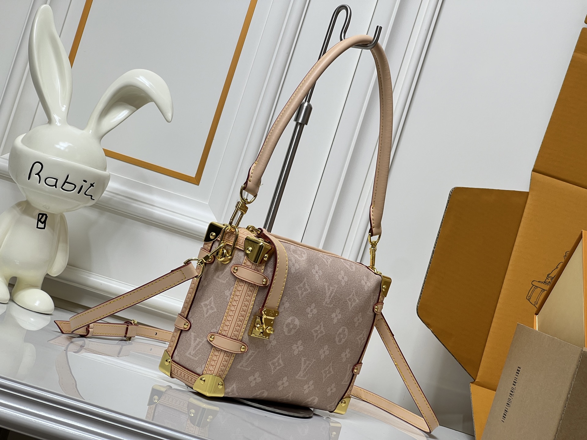 批220💰46368 LV9月猫咪系列实物抢先看!! N年前的猫咪系列就很火今年LV再度和Grace合作，小部分实物露出~ lv与造型师Grace Coddington合作“睡不醒的猫咪”猫控不要错过  款号15154#S-lock 锁扣与可拆卸链条闪烁金厲莹泽。适宜尺寸方便收纳唇膏
等日常物品。尺寸：23.5× 16x 8.5厘米
（长度x高x宽）