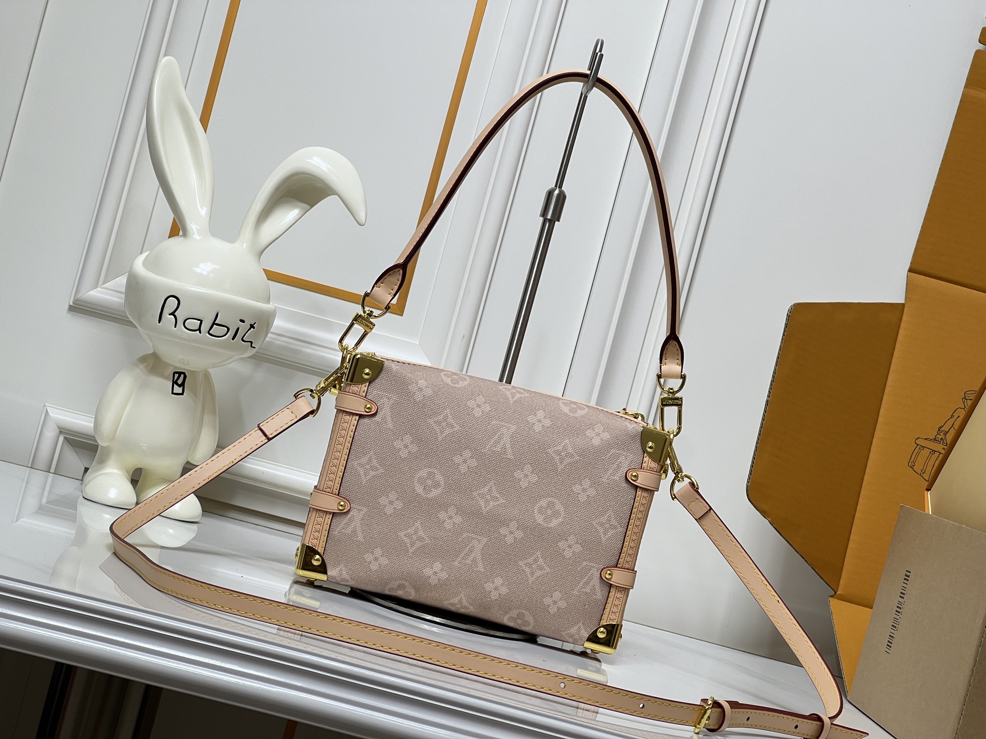 批220💰46368 LV9月猫咪系列实物抢先看!! N年前的猫咪系列就很火今年LV再度和Grace合作，小部分实物露出~ lv与造型师Grace Coddington合作“睡不醒的猫咪”猫控不要错过  款号15154#S-lock 锁扣与可拆卸链条闪烁金厲莹泽。适宜尺寸方便收纳唇膏
等日常物品。尺寸：23.5× 16x 8.5厘米
（长度x高x宽）