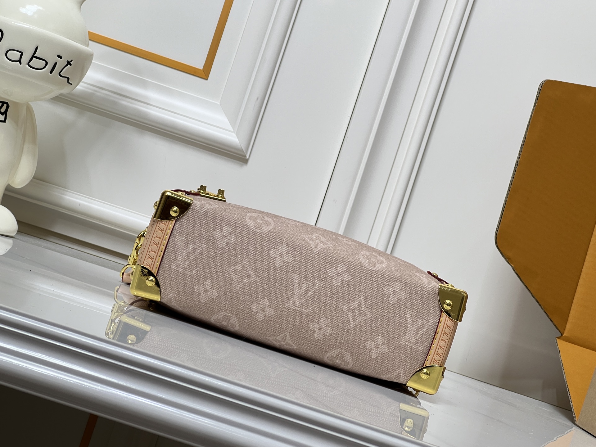 批220💰46368 LV9月猫咪系列实物抢先看!! N年前的猫咪系列就很火今年LV再度和Grace合作，小部分实物露出~ lv与造型师Grace Coddington合作“睡不醒的猫咪”猫控不要错过  款号15154#S-lock 锁扣与可拆卸链条闪烁金厲莹泽。适宜尺寸方便收纳唇膏
等日常物品。尺寸：23.5× 16x 8.5厘米
（长度x高x宽）