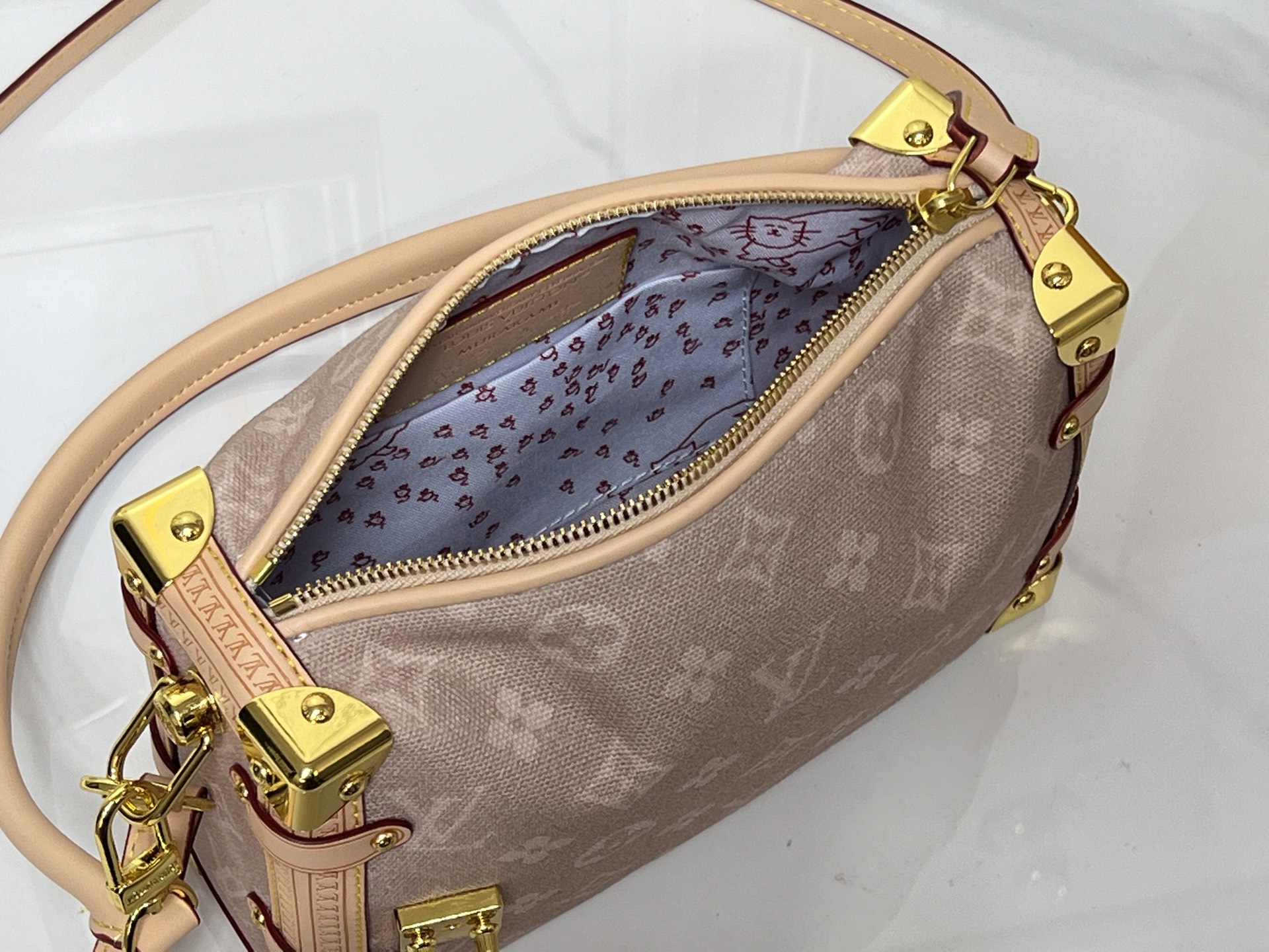 批220💰46368 LV9月猫咪系列实物抢先看!! N年前的猫咪系列就很火今年LV再度和Grace合作，小部分实物露出~ lv与造型师Grace Coddington合作“睡不醒的猫咪”猫控不要错过  款号15154#S-lock 锁扣与可拆卸链条闪烁金厲莹泽。适宜尺寸方便收纳唇膏
等日常物品。尺寸：23.5× 16x 8.5厘米
（长度x高x宽）