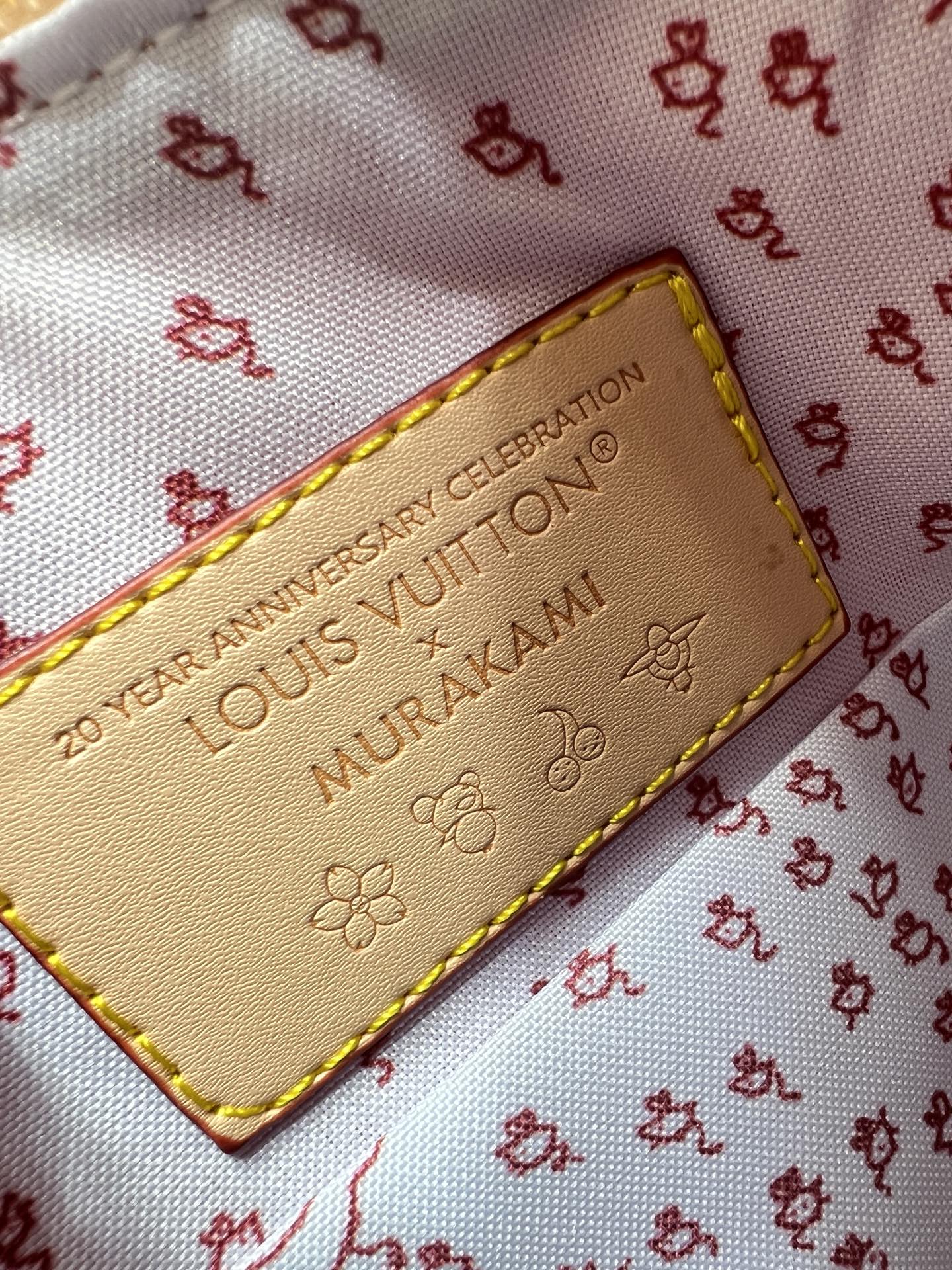 批220💰46368 LV9月猫咪系列实物抢先看!! N年前的猫咪系列就很火今年LV再度和Grace合作，小部分实物露出~ lv与造型师Grace Coddington合作“睡不醒的猫咪”猫控不要错过  款号15154#S-lock 锁扣与可拆卸链条闪烁金厲莹泽。适宜尺寸方便收纳唇膏
等日常物品。尺寸：23.5× 16x 8.5厘米
（长度x高x宽）