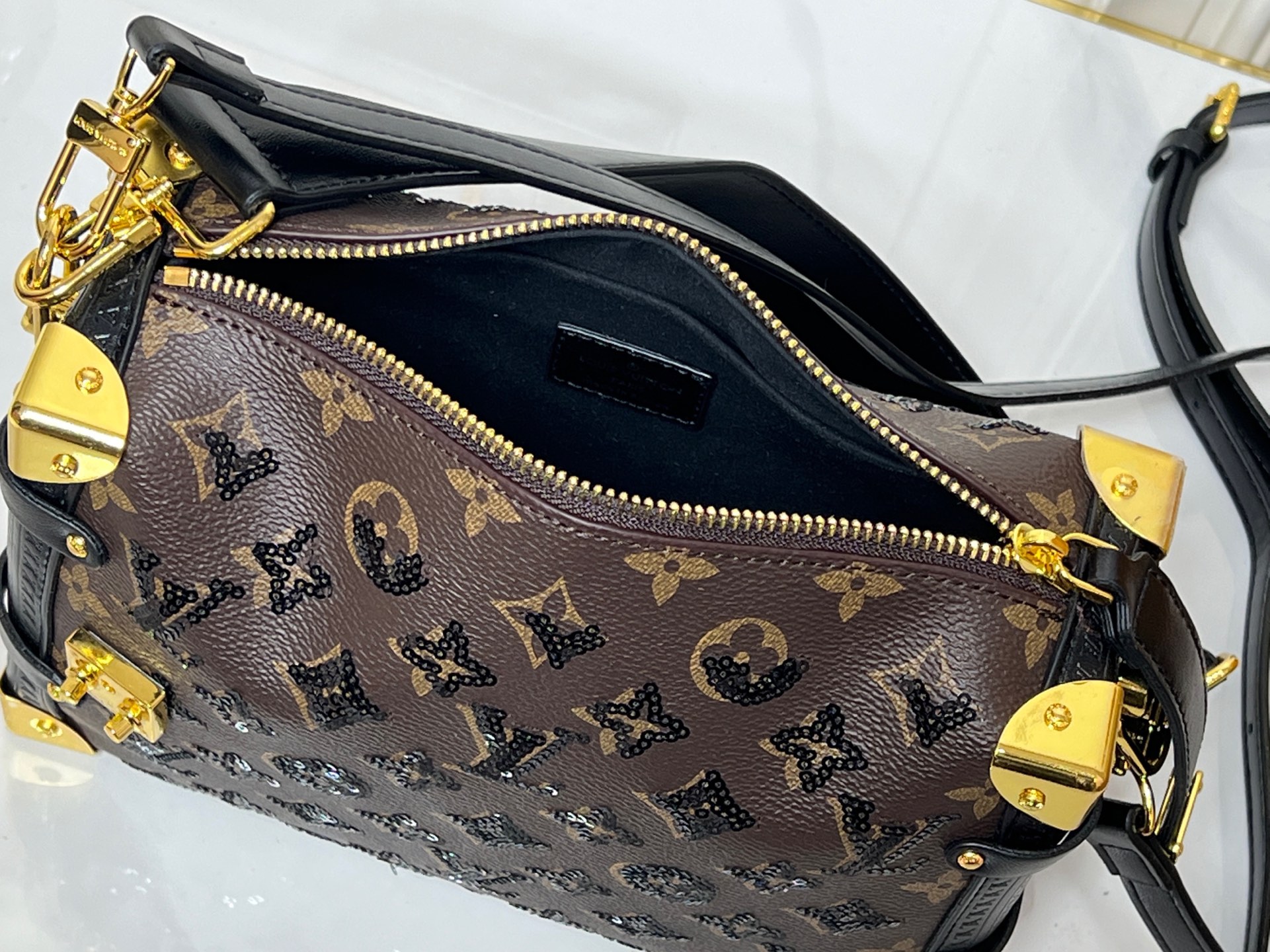 批250💰46368 LV9月系列实物抢先看!! N年前的猫咪系列就很火今年LV再度和Grace合作，小部分实物露出~ lv与造型师Grace Coddington合作“睡不醒的猫咪”猫控不要错过  款号15154#S-lock 锁扣与可拆卸链条闪烁金厲莹泽。适宜尺寸方便收纳唇膏
等日常物品。尺寸：23.5× 16x 8.5厘米
（长度x高x宽）