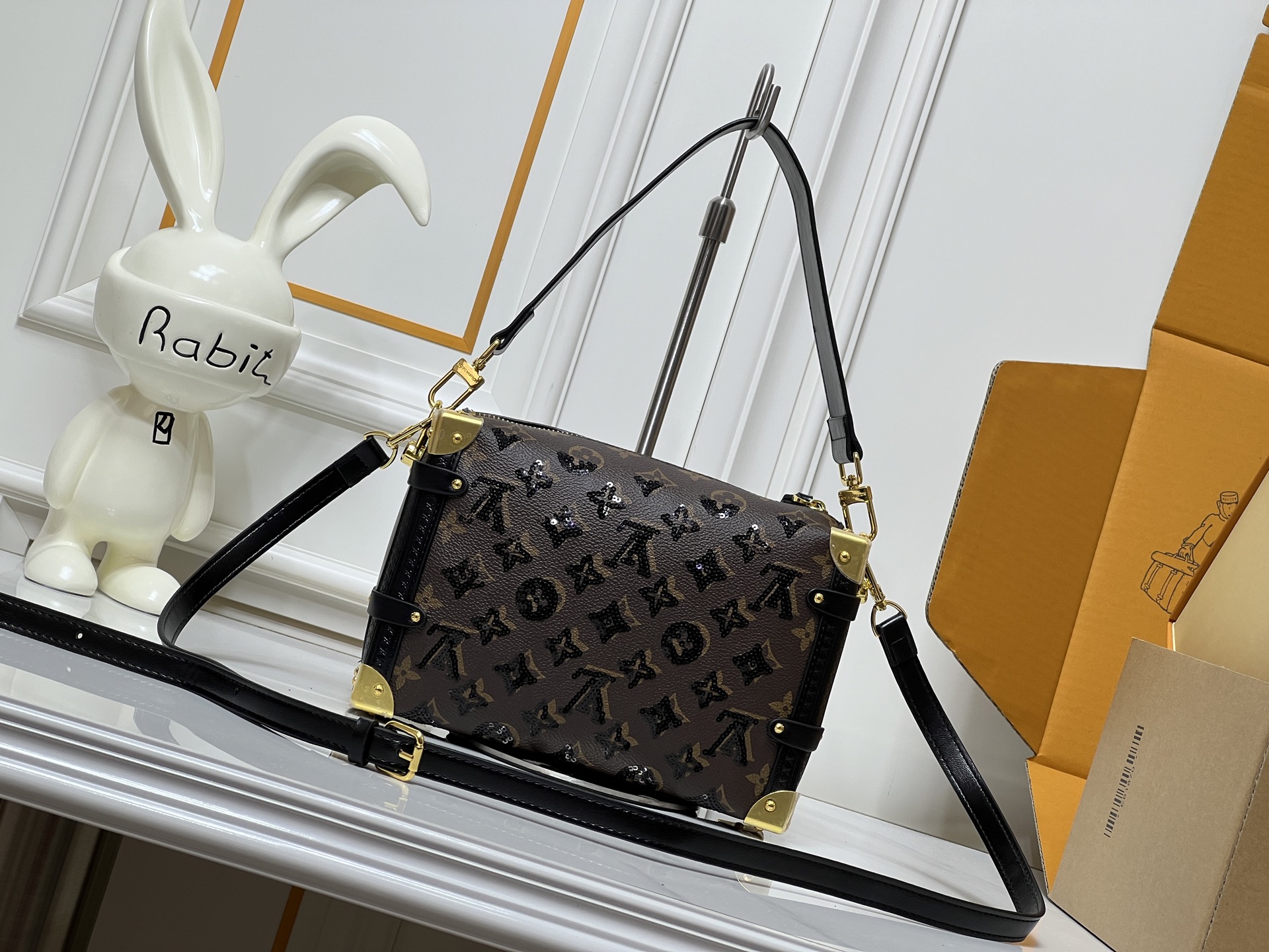 批250💰46368 LV9月系列实物抢先看!! N年前的猫咪系列就很火今年LV再度和Grace合作，小部分实物露出~ lv与造型师Grace Coddington合作“睡不醒的猫咪”猫控不要错过  款号15154#S-lock 锁扣与可拆卸链条闪烁金厲莹泽。适宜尺寸方便收纳唇膏
等日常物品。尺寸：23.5× 16x 8.5厘米
（长度x高x宽）