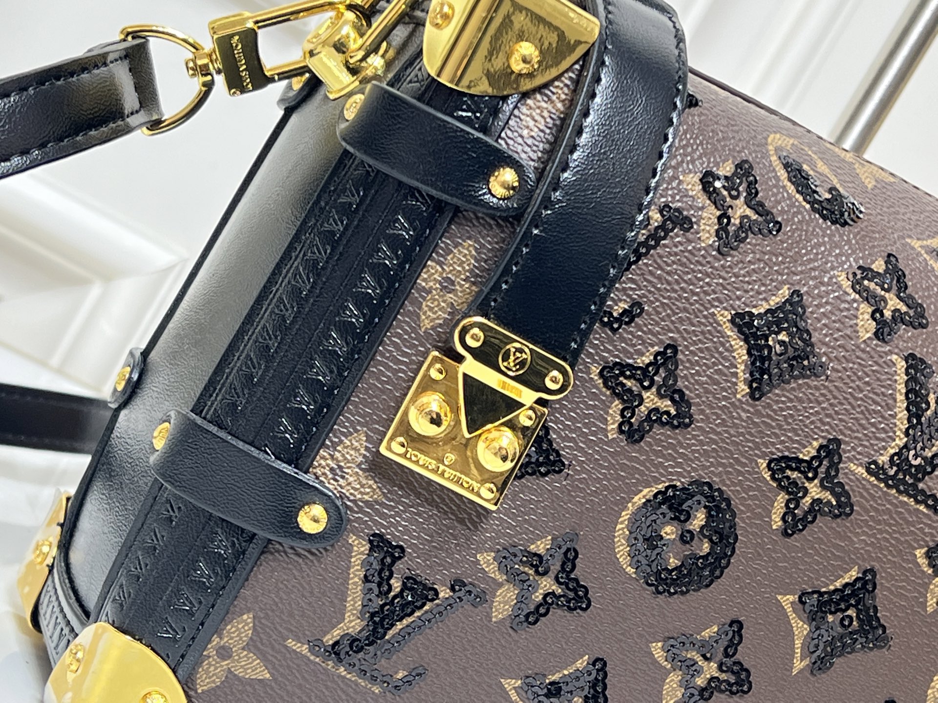 批250💰46368 LV9月系列实物抢先看!! N年前的猫咪系列就很火今年LV再度和Grace合作，小部分实物露出~ lv与造型师Grace Coddington合作“睡不醒的猫咪”猫控不要错过  款号15154#S-lock 锁扣与可拆卸链条闪烁金厲莹泽。适宜尺寸方便收纳唇膏
等日常物品。尺寸：23.5× 16x 8.5厘米
（长度x高x宽）