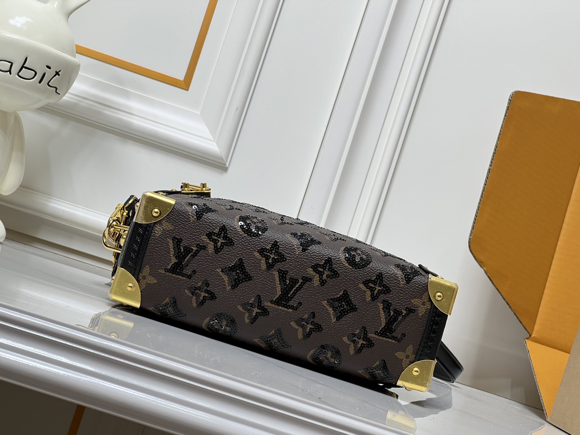 批250💰46368 LV9月系列实物抢先看!! N年前的猫咪系列就很火今年LV再度和Grace合作，小部分实物露出~ lv与造型师Grace Coddington合作“睡不醒的猫咪”猫控不要错过  款号15154#S-lock 锁扣与可拆卸链条闪烁金厲莹泽。适宜尺寸方便收纳唇膏
等日常物品。尺寸：23.5× 16x 8.5厘米
（长度x高x宽）