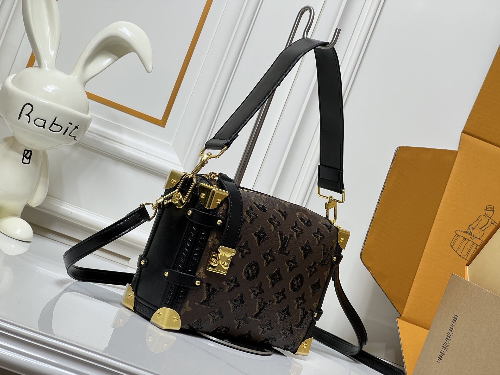 批250💰46368 LV9月系列实物抢先看!! N年前的猫咪系列就很火今年LV再度和Grace合作，小部分实物露出~ lv与造型师Grace Coddington合作“睡不醒的猫咪”猫控不要错过  款号15154#S-lock 锁扣与可拆卸链条闪烁金厲莹泽。适宜尺寸方便收纳唇膏
等日常物品。尺寸：23.5× 16x 8.5厘米
（长度x高x宽）