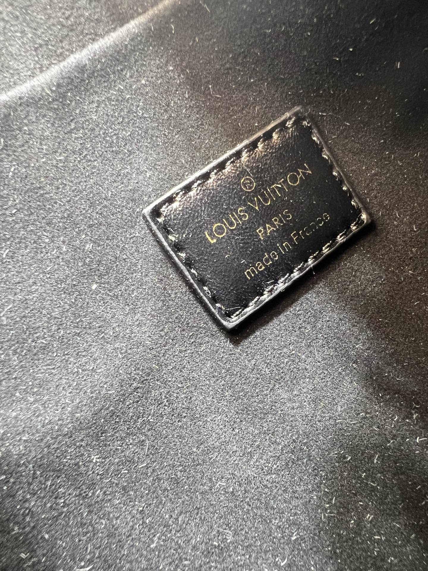 批250💰46368 LV9月系列实物抢先看!! N年前的猫咪系列就很火今年LV再度和Grace合作，小部分实物露出~ lv与造型师Grace Coddington合作“睡不醒的猫咪”猫控不要错过  款号15154#S-lock 锁扣与可拆卸链条闪烁金厲莹泽。适宜尺寸方便收纳唇膏
等日常物品。尺寸：23.5× 16x 8.5厘米
（长度x高x宽）