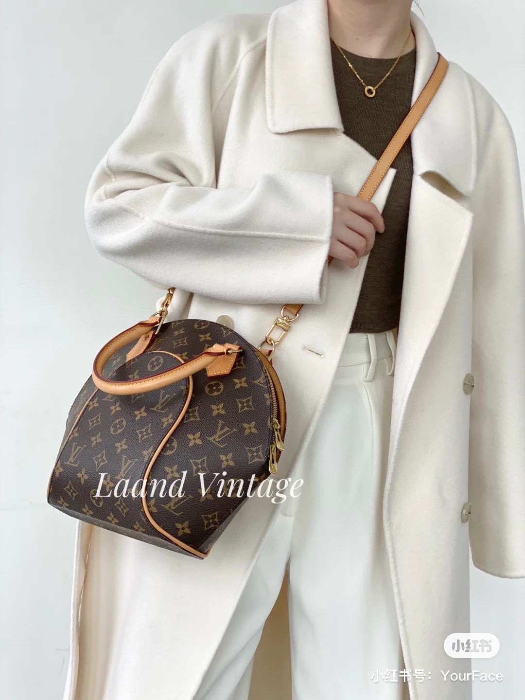 批340💰M51127 本款 Ellipse 中号手袋糅合 Monogram 帆布、皮革饰边和金属件，在摩登线条中流露浓郁复古韵致，成就又一典藏之选。可拆卸并调节的肩带实现肩背和斜挎选择。尺寸：16.25.6