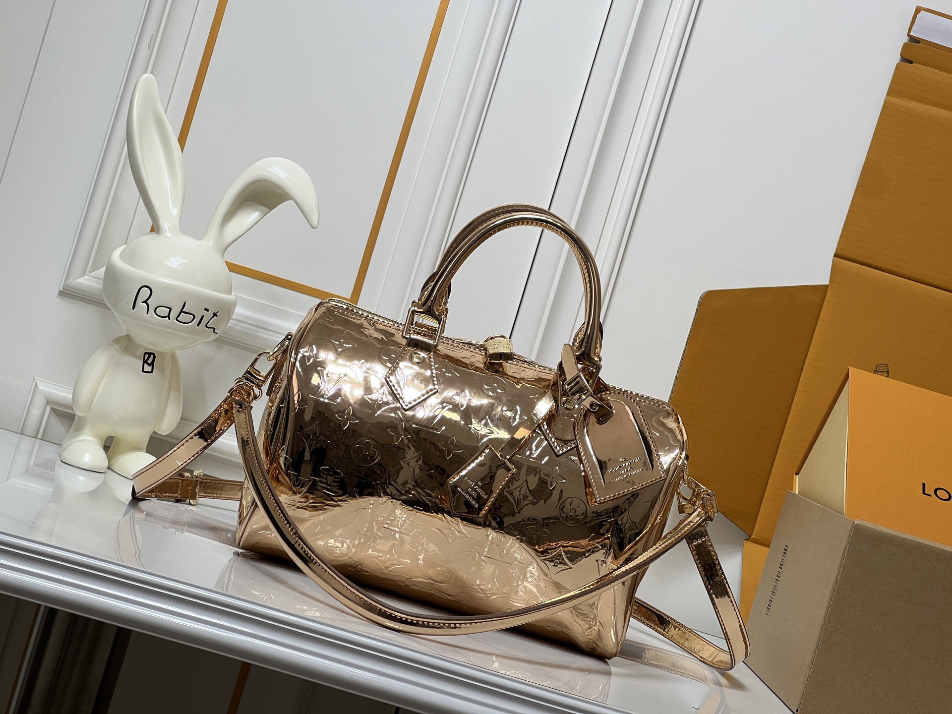 批 M40391 M13344 玫瑰金 银色本款Speedy Soft 30 出自 LV Travels With Grace Coddlington 系 列,为色调浓郁的牛皮革搭配金厲件和妙趣浮雕压花造型.可拆卸 名牌印有 Grace Coddington 的手写体字样.尺寸:30X21X17厘米