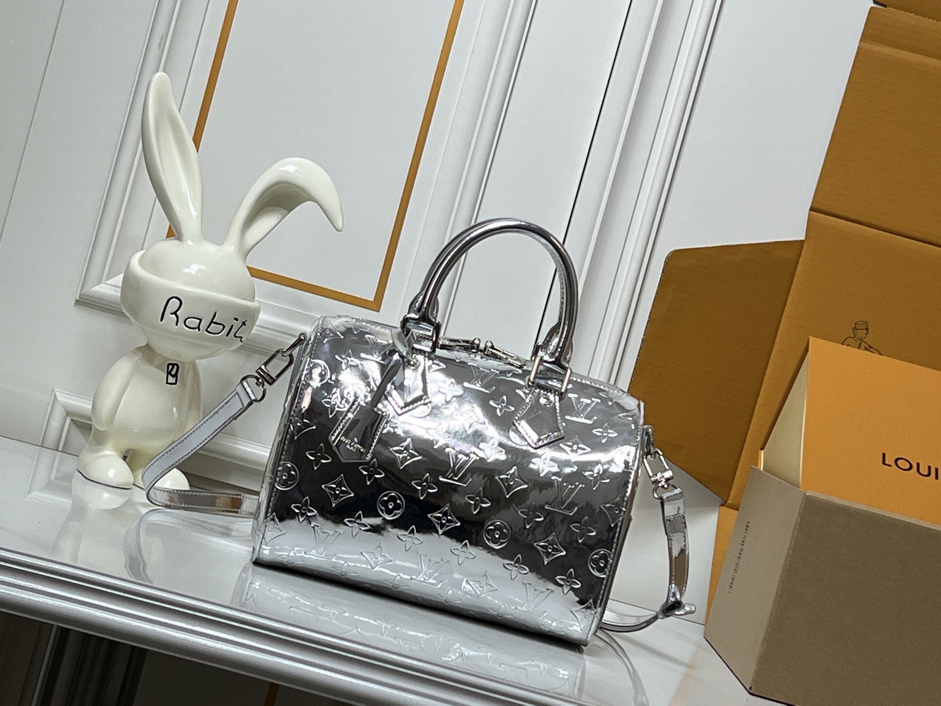 批310💰M24425 M24424 M24422 本款 Speedy P139 Bandoulière 25 Monogram Leather 玫瑰金手袋选用柔软牛皮革,以 Monogram 图案重现帆布印花的考究观感。耀目金属件、羊皮革内衬和铭牌共同印证创意总监 Pharrell Williams 对细节的不懈追求。尺寸:25x15x15