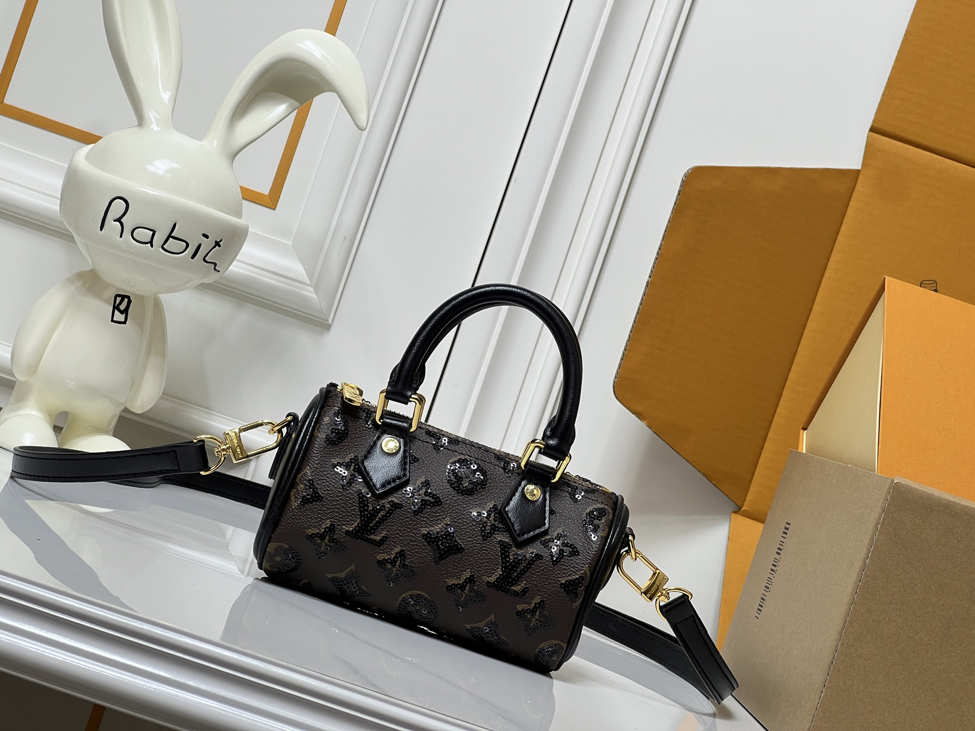 批300💰品质升级 NANO SPEEDY 黑色亮片 手袋M81085以经典的Monogram帆布制成的Nano Speedy手袋，散发极致女人味，是您携带日常用品的理想之选。这款手袋是原型Speedy手袋的完美迷你版，缝线精致，轻盈无比，✨肩带可调节、可拆卸16.0 x 11.0 x 9.0 cm！