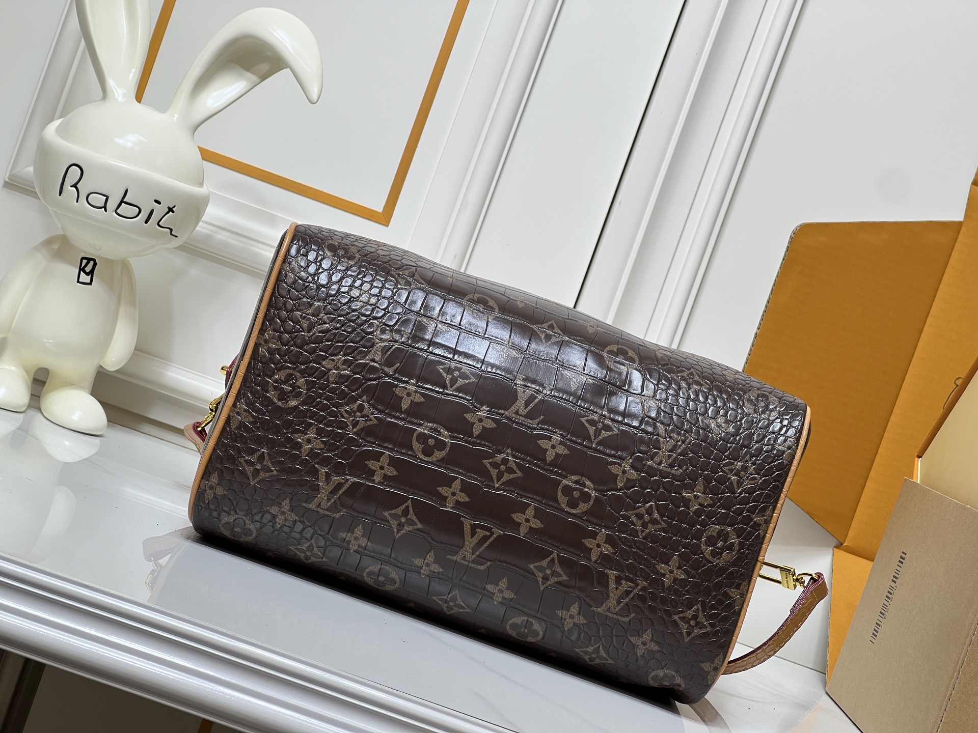 升级版 批210 【官方P19 鳄鱼皮】M17281  17282鳄鱼 面料  M26305 M15279，M16332 M16333 M17222 M15278 M24441 M24424 M40390 M40391本款 Speedy  Bandouli&egrave;re 30 Monogram Leather 手袋选用柔软牛皮革，以 Monogram 图案重现帆布印花的考究观感。耀目金属件、羊皮革内衬和铭牌共同印证创意总监 Pharrell Williams 对细节的不懈追求。30 x 21 x 17&nbsp;厘米(长度 x 高 x 宽) 