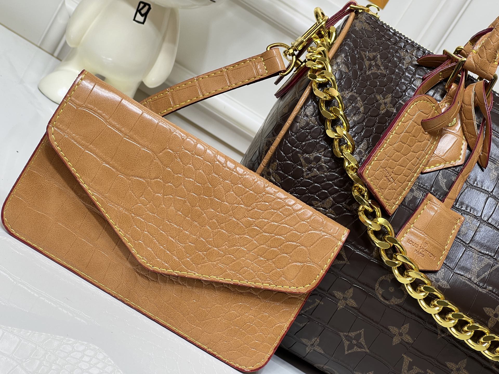 升级版 批210 【官方P19 鳄鱼皮】M17281  17282鳄鱼 面料  M26305 M15279，M16332 M16333 M17222 M15278 M24441 M24424 M40390 M40391本款 Speedy  Bandouli&egrave;re 30 Monogram Leather 手袋选用柔软牛皮革，以 Monogram 图案重现帆布印花的考究观感。耀目金属件、羊皮革内衬和铭牌共同印证创意总监 Pharrell Williams 对细节的不懈追求。30 x 21 x 17&nbsp;厘米(长度 x 高 x 宽) 