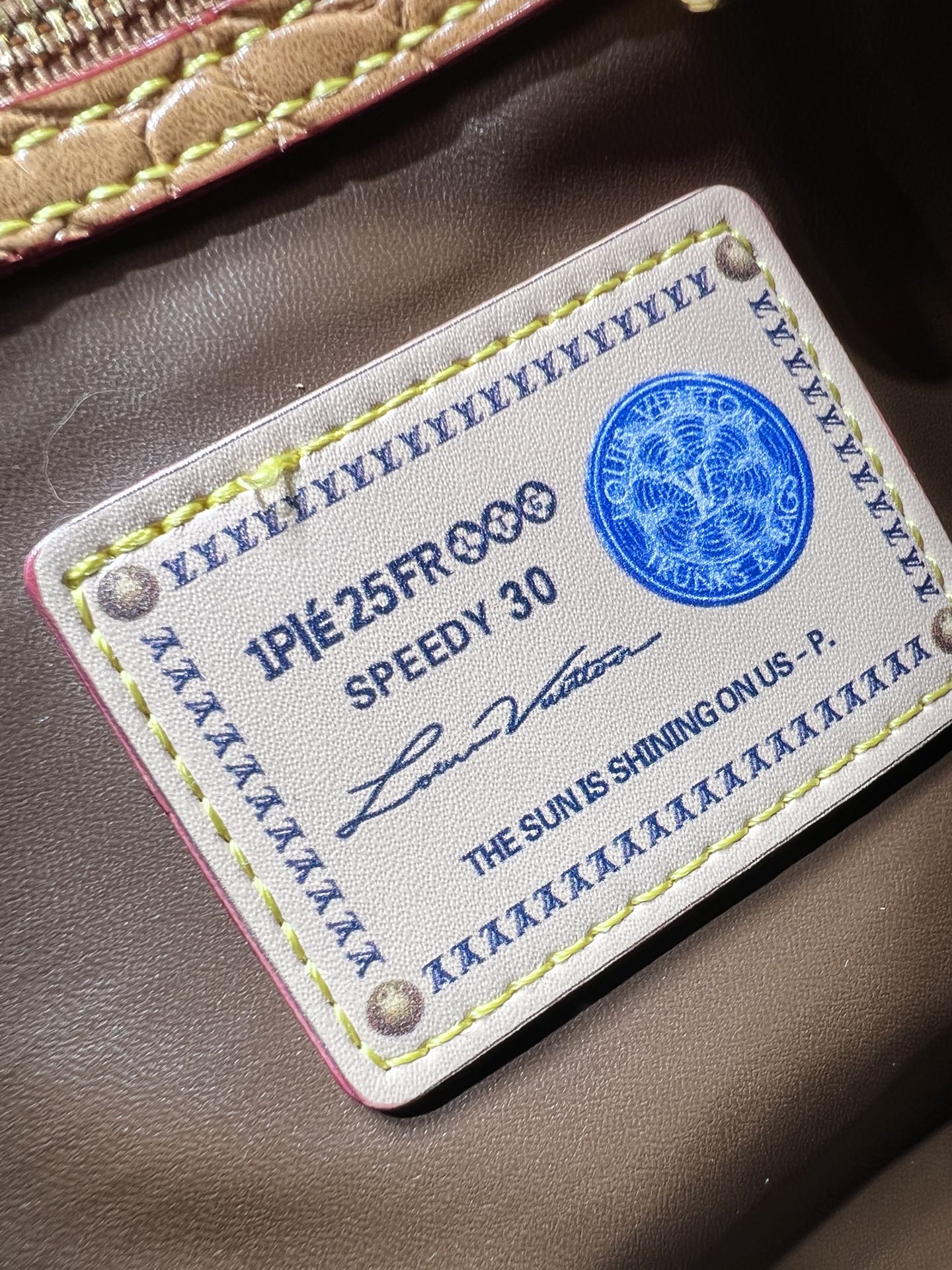 升级版 批210 【官方P19 鳄鱼皮】M17281  17282鳄鱼 面料  M26305 M15279，M16332 M16333 M17222 M15278 M24441 M24424 M40390 M40391本款 Speedy  Bandouli&egrave;re 30 Monogram Leather 手袋选用柔软牛皮革，以 Monogram 图案重现帆布印花的考究观感。耀目金属件、羊皮革内衬和铭牌共同印证创意总监 Pharrell Williams 对细节的不懈追求。30 x 21 x 17&nbsp;厘米(长度 x 高 x 宽) 