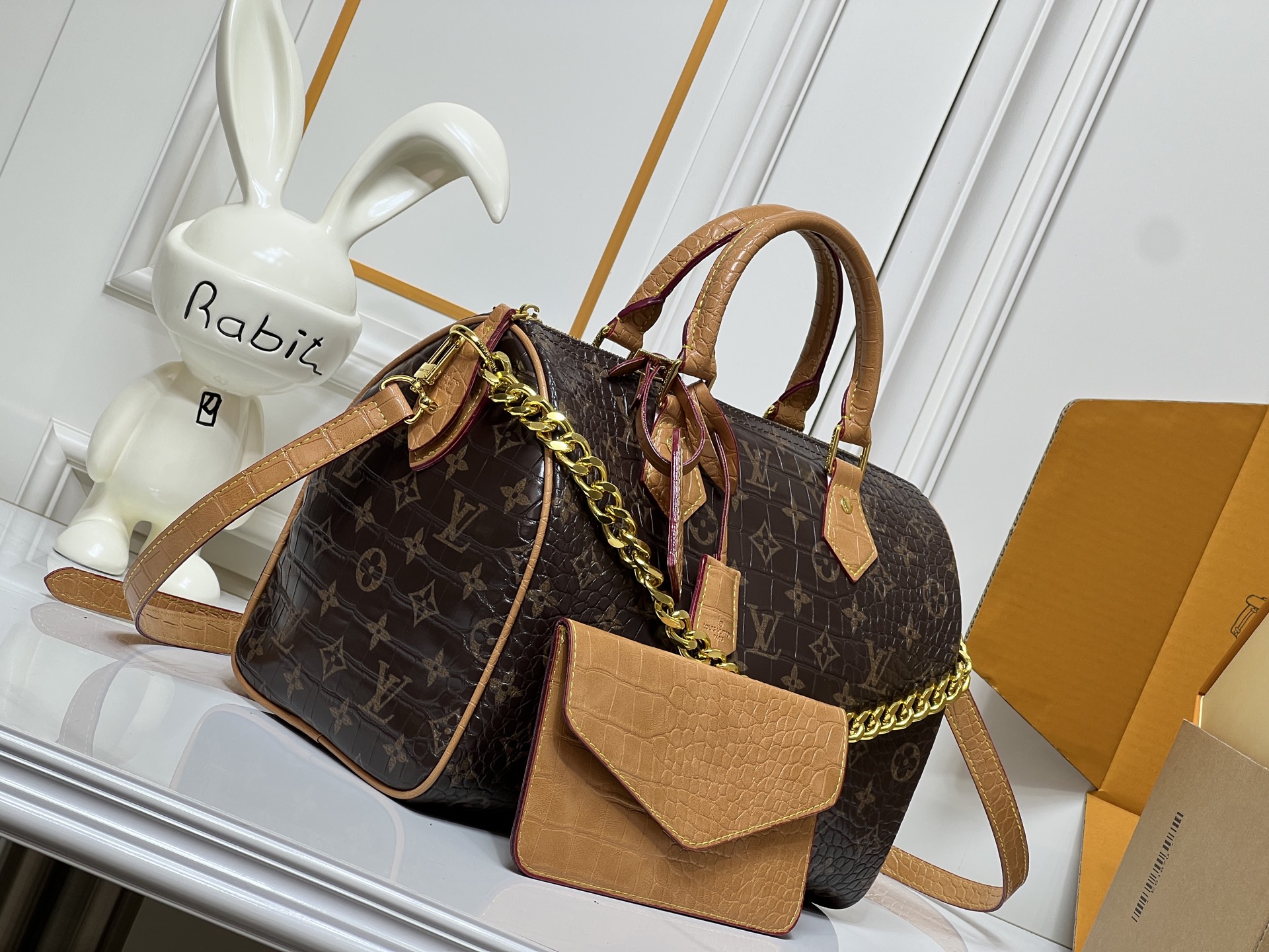 升级版 批210 【官方P19 鳄鱼皮】M17281  17282鳄鱼 面料  M26305 M15279，M16332 M16333 M17222 M15278 M24441 M24424 M40390 M40391本款 Speedy  Bandouli&egrave;re 30 Monogram Leather 手袋选用柔软牛皮革，以 Monogram 图案重现帆布印花的考究观感。耀目金属件、羊皮革内衬和铭牌共同印证创意总监 Pharrell Williams 对细节的不懈追求。30 x 21 x 17&nbsp;厘米(长度 x 高 x 宽) 