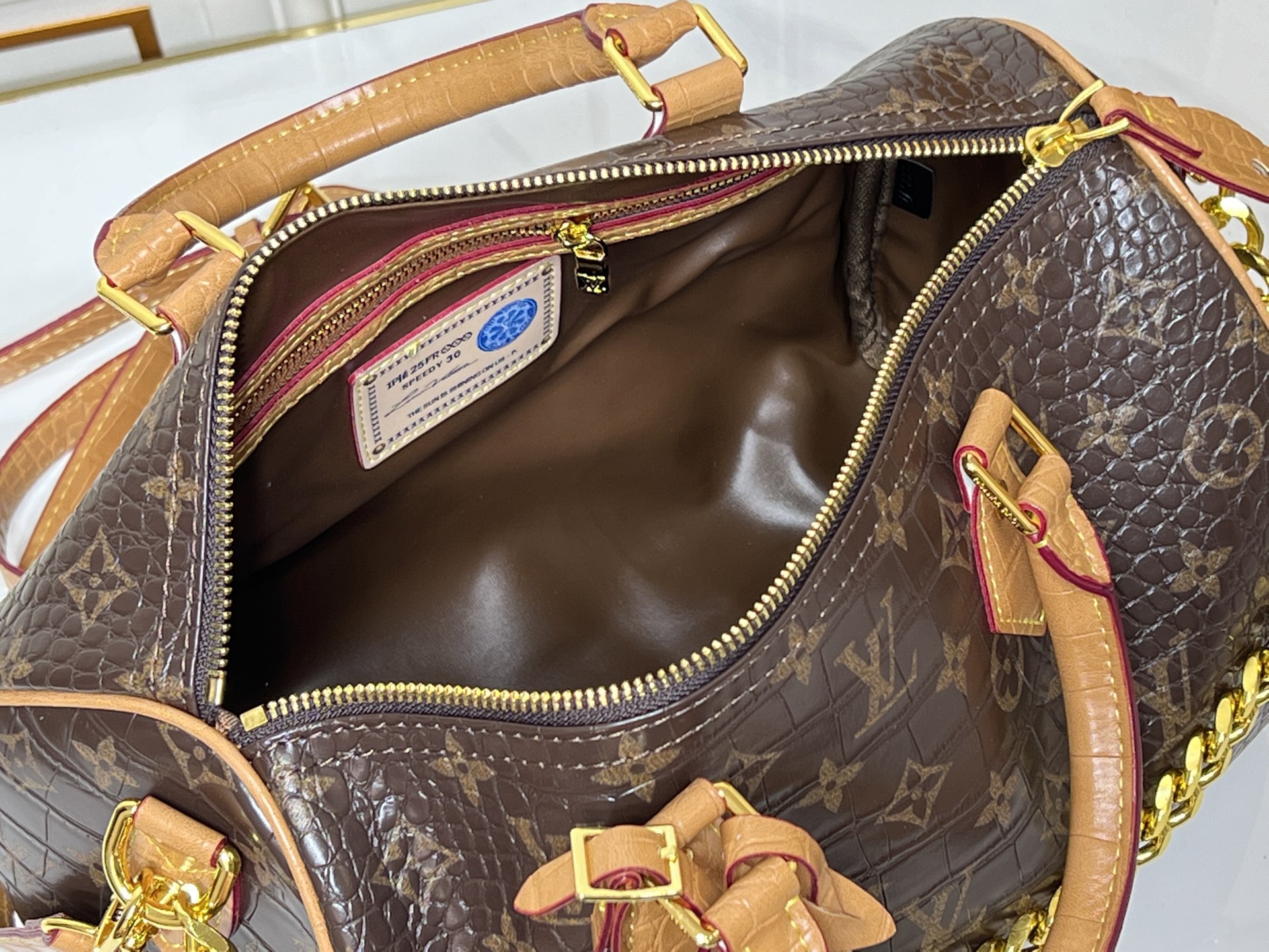 升级版 批210 【官方P19 鳄鱼皮】M17281  17282鳄鱼 面料  M26305 M15279，M16332 M16333 M17222 M15278 M24441 M24424 M40390 M40391本款 Speedy  Bandouli&egrave;re 30 Monogram Leather 手袋选用柔软牛皮革，以 Monogram 图案重现帆布印花的考究观感。耀目金属件、羊皮革内衬和铭牌共同印证创意总监 Pharrell Williams 对细节的不懈追求。30 x 21 x 17&nbsp;厘米(长度 x 高 x 宽) 