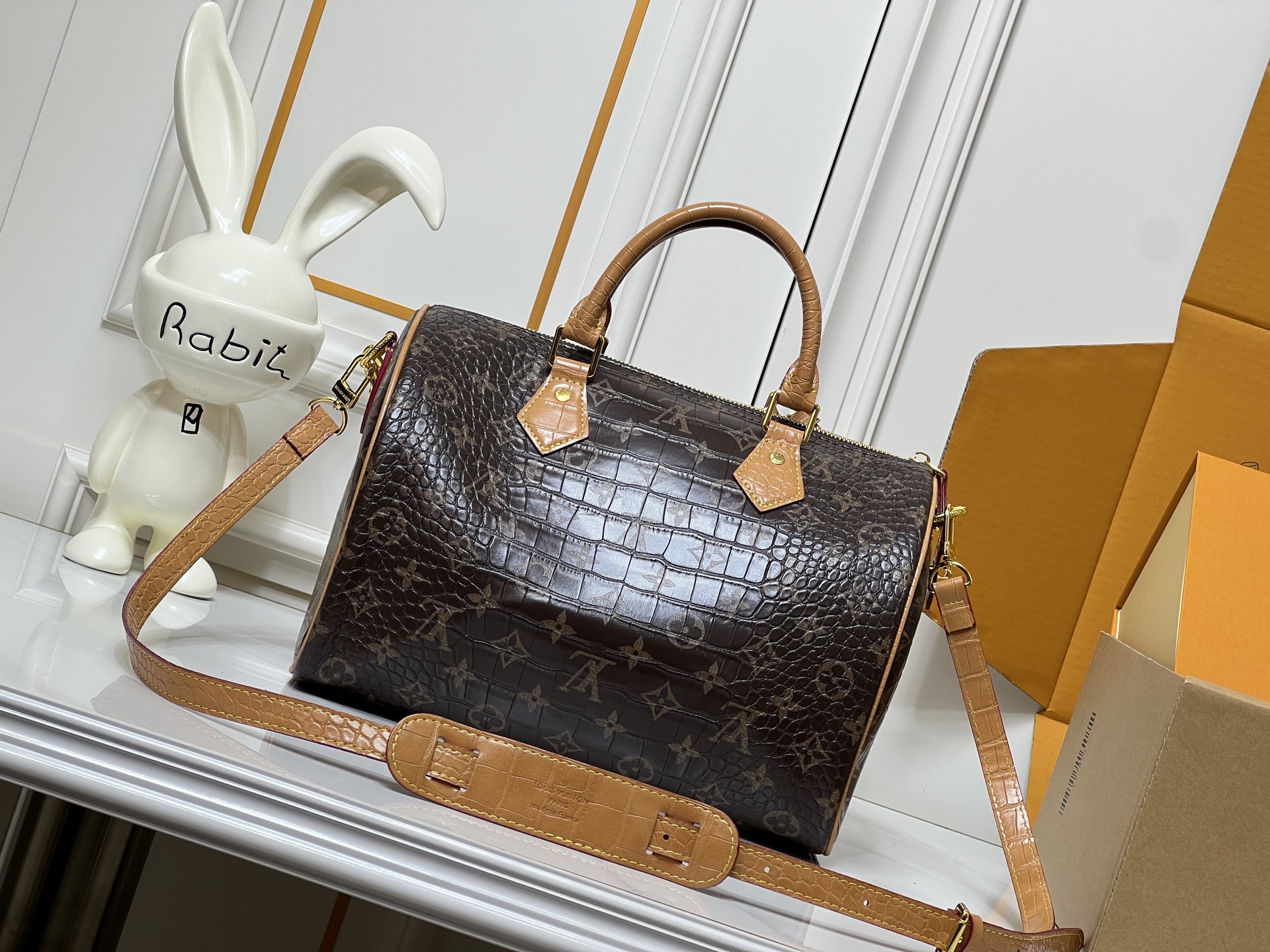 升级版 批210 【官方P19 鳄鱼皮】M17281  17282鳄鱼 面料  M26305 M15279，M16332 M16333 M17222 M15278 M24441 M24424 M40390 M40391本款 Speedy  Bandouli&egrave;re 30 Monogram Leather 手袋选用柔软牛皮革，以 Monogram 图案重现帆布印花的考究观感。耀目金属件、羊皮革内衬和铭牌共同印证创意总监 Pharrell Williams 对细节的不懈追求。30 x 21 x 17&nbsp;厘米(长度 x 高 x 宽) 