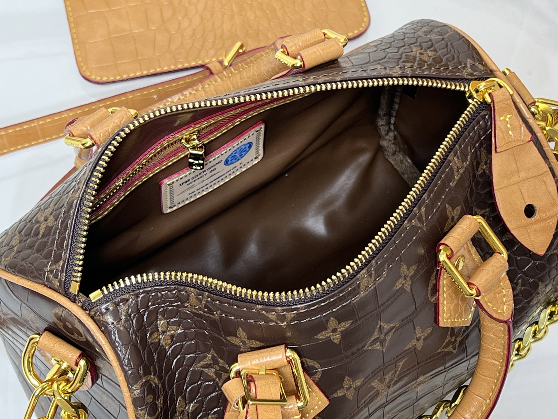 升级版 批200 【官方P19 鳄鱼皮】M87286 M17281  17282鳄鱼皮面料 M26305 M17222 M15279 M15278 M24441 M24424 M40390 M40391本款 Speedy  Bandoulière 25 Monogram Leather 手袋选用柔软牛皮革，以 Monogram 图案重现帆布印花的考究观感。耀目金属件、羊皮革内衬和铭牌共同印证创意总监 Pharrell Williams 对细节的不懈追求。25 x 15 x 15 厘米(长度 x 高 x 宽) 