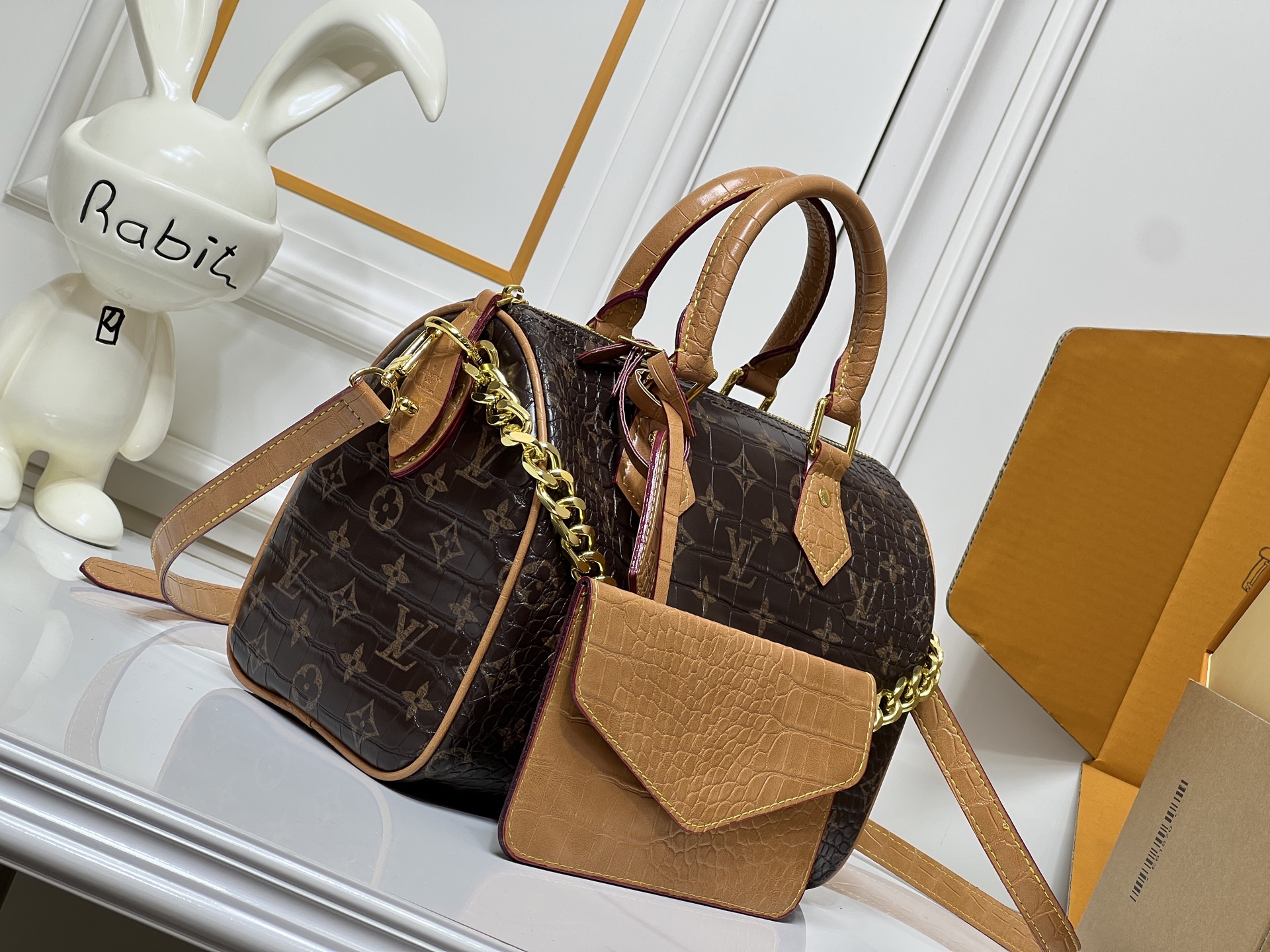 升级版 批200 【官方P19 鳄鱼皮】M87286 M17281  17282鳄鱼皮面料 M26305 M17222 M15279 M15278 M24441 M24424 M40390 M40391本款 Speedy  Bandoulière 25 Monogram Leather 手袋选用柔软牛皮革，以 Monogram 图案重现帆布印花的考究观感。耀目金属件、羊皮革内衬和铭牌共同印证创意总监 Pharrell Williams 对细节的不懈追求。25 x 15 x 15 厘米(长度 x 高 x 宽) 