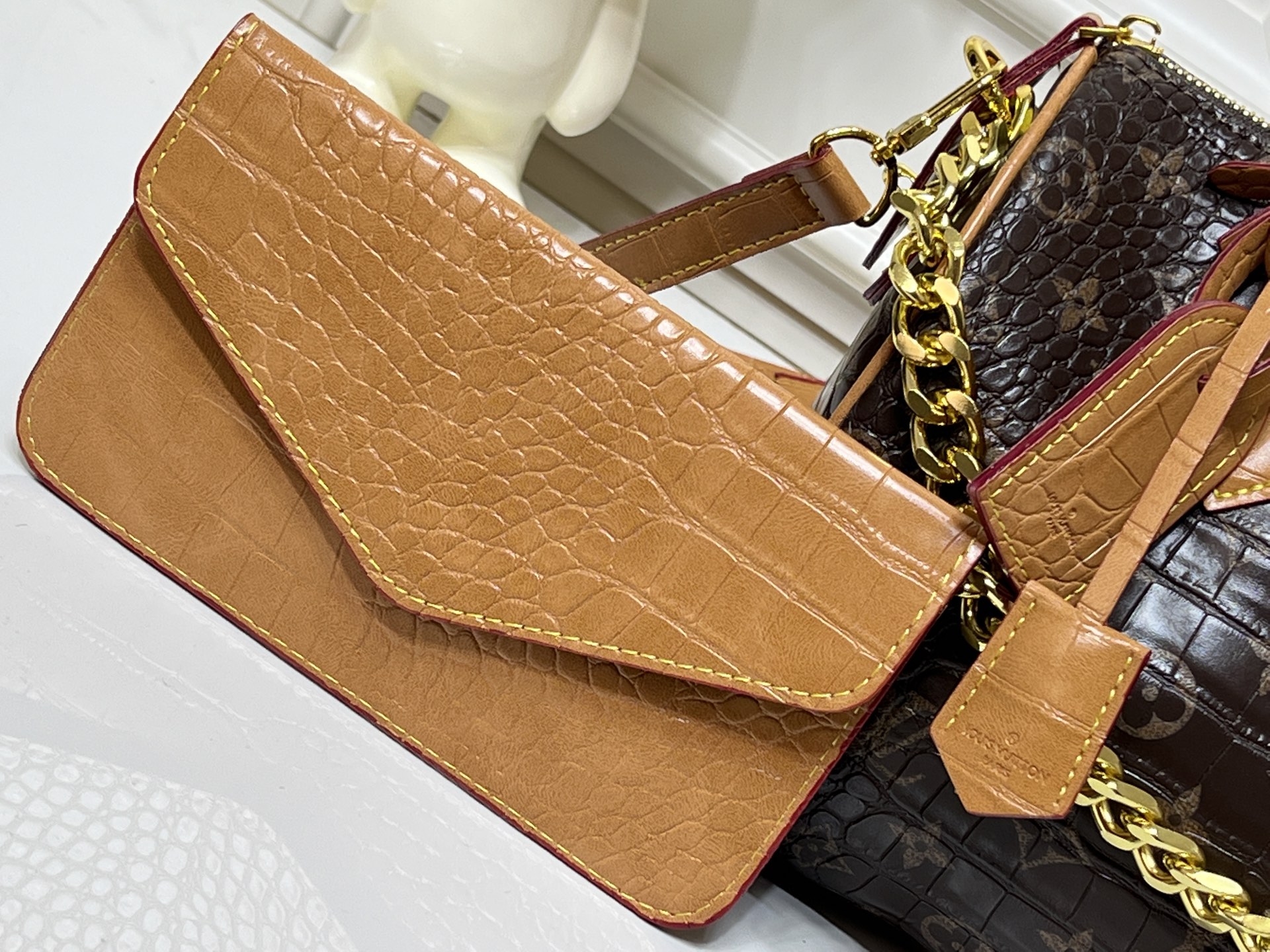 升级版 批200 【官方P19 鳄鱼皮】M87286 M17281  17282鳄鱼皮面料 M26305 M17222 M15279 M15278 M24441 M24424 M40390 M40391本款 Speedy  Bandoulière 25 Monogram Leather 手袋选用柔软牛皮革，以 Monogram 图案重现帆布印花的考究观感。耀目金属件、羊皮革内衬和铭牌共同印证创意总监 Pharrell Williams 对细节的不懈追求。25 x 15 x 15 厘米(长度 x 高 x 宽) 